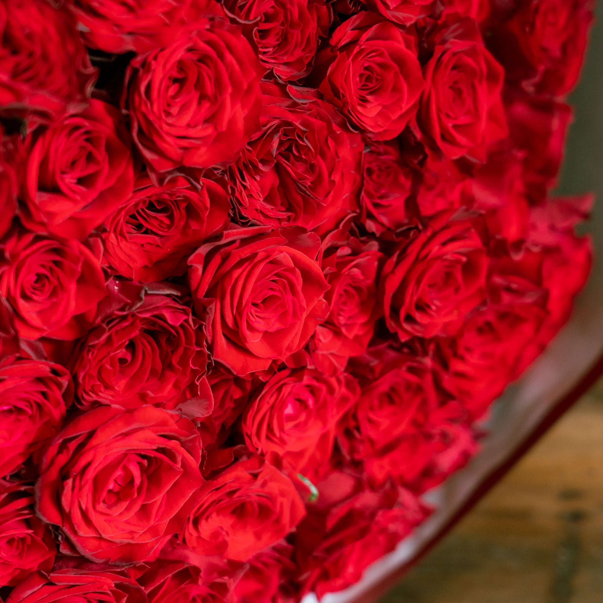 赤バラブーケ 108本をオーダーするならFlower&Plants tette │ 「手から手へ、想いを運ぶフラワーショップ」【板橋駅徒歩4分】【熟練フローリスト夫婦が運営】【最短2営業日で発送】【24時間365日注文OK】【ギフトは3300円〜】フラワーギフトを手から手へ、想いを込めたブーケやアレンジメントで大切な人に感謝と愛情を。シーンや用途に合わせて選びやすい豊富な種