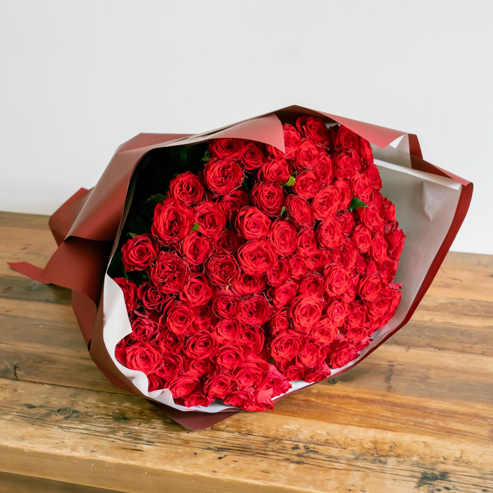 赤バラブーケ 108本をオーダーするならFlower&Plants tette │ 「手から手へ、想いを運ぶフラワーショップ」【板橋駅徒歩4分】【熟練フローリスト夫婦が運営】【最短2営業日で発送】【24時間365日注文OK】【ギフトは3300円〜】フラワーギフトを手から手へ、想いを込めたブーケやアレンジメントで大切な人に感謝と愛情を。シーンや用途に合わせて選びやすい豊富な種