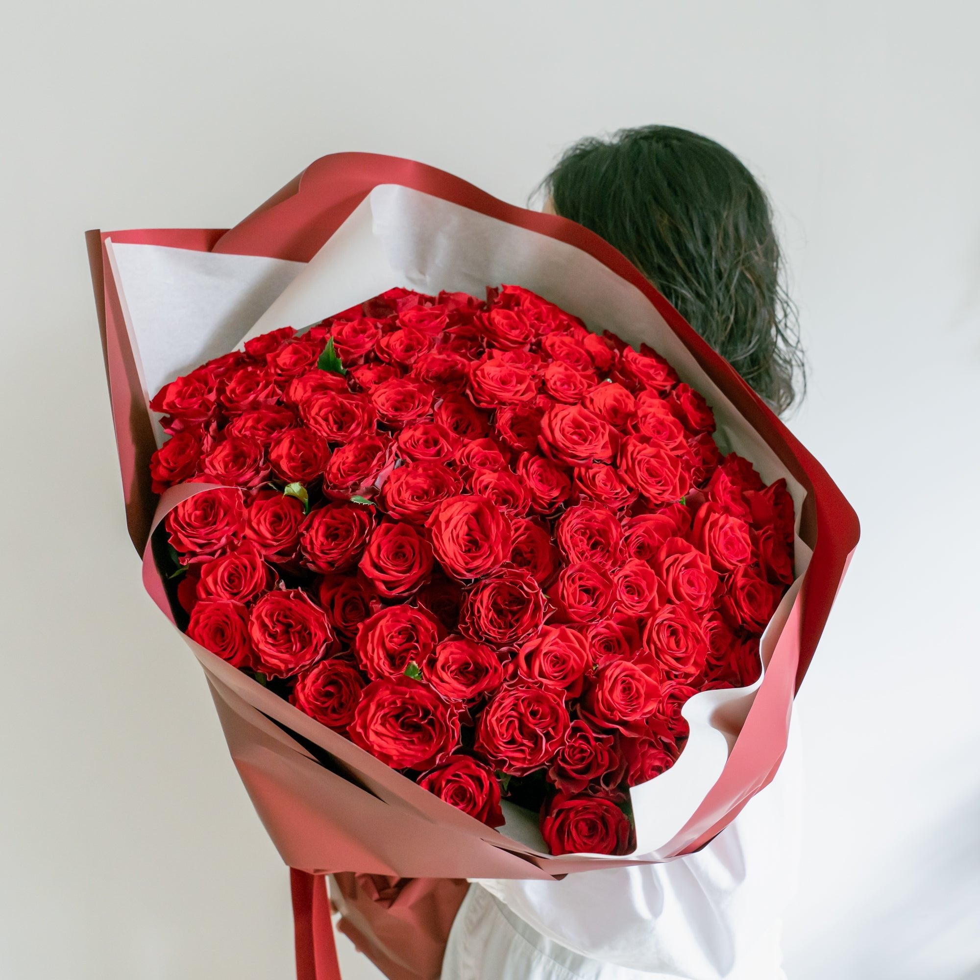 赤バラブーケ 108本をオーダーするならFlower&Plants tette │ 「手から手へ、想いを運ぶフラワーショップ」【板橋駅徒歩4分】【熟練フローリスト夫婦が運営】【最短2営業日で発送】【24時間365日注文OK】【ギフトは3300円〜】フラワーギフトを手から手へ、想いを込めたブーケやアレンジメントで大切な人に感謝と愛情を。シーンや用途に合わせて選びやすい豊富な種