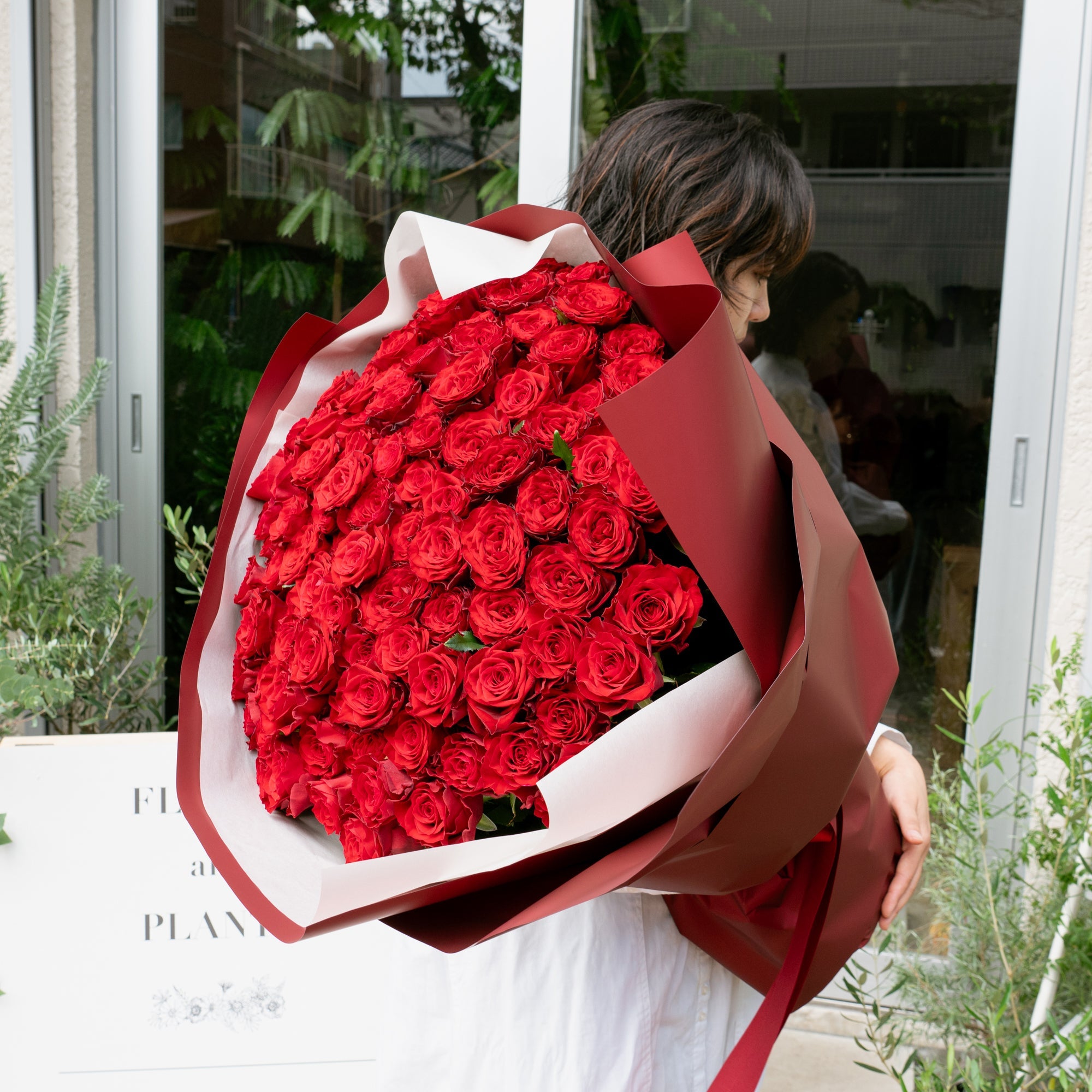 赤バラブーケ 108本をオーダーするならFlower&Plants tette │ 「手から手へ、想いを運ぶフラワーショップ」【板橋駅徒歩4分】【熟練フローリスト夫婦が運営】【最短2営業日で発送】【24時間365日注文OK】【ギフトは3300円〜】フラワーギフトを手から手へ、想いを込めたブーケやアレンジメントで大切な人に感謝と愛情を。シーンや用途に合わせて選びやすい豊富な種