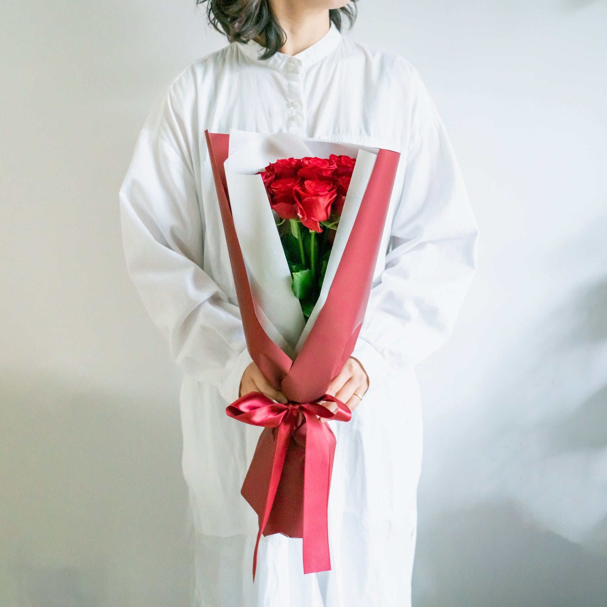 赤バラブーケ 12本をオーダーするならFlower&Plants tette │ 「手から手へ、想いを運ぶフラワーショップ」【板橋駅徒歩4分】【熟練フローリスト夫婦が運営】【最短2営業日で発送】【24時間365日注文OK】【ギフトは3300円〜】フラワーギフトを手から手へ、想いを込めたブーケやアレンジメントで大切な人に感謝と愛情を。シーンや用途に合わせて選びやすい豊富な種