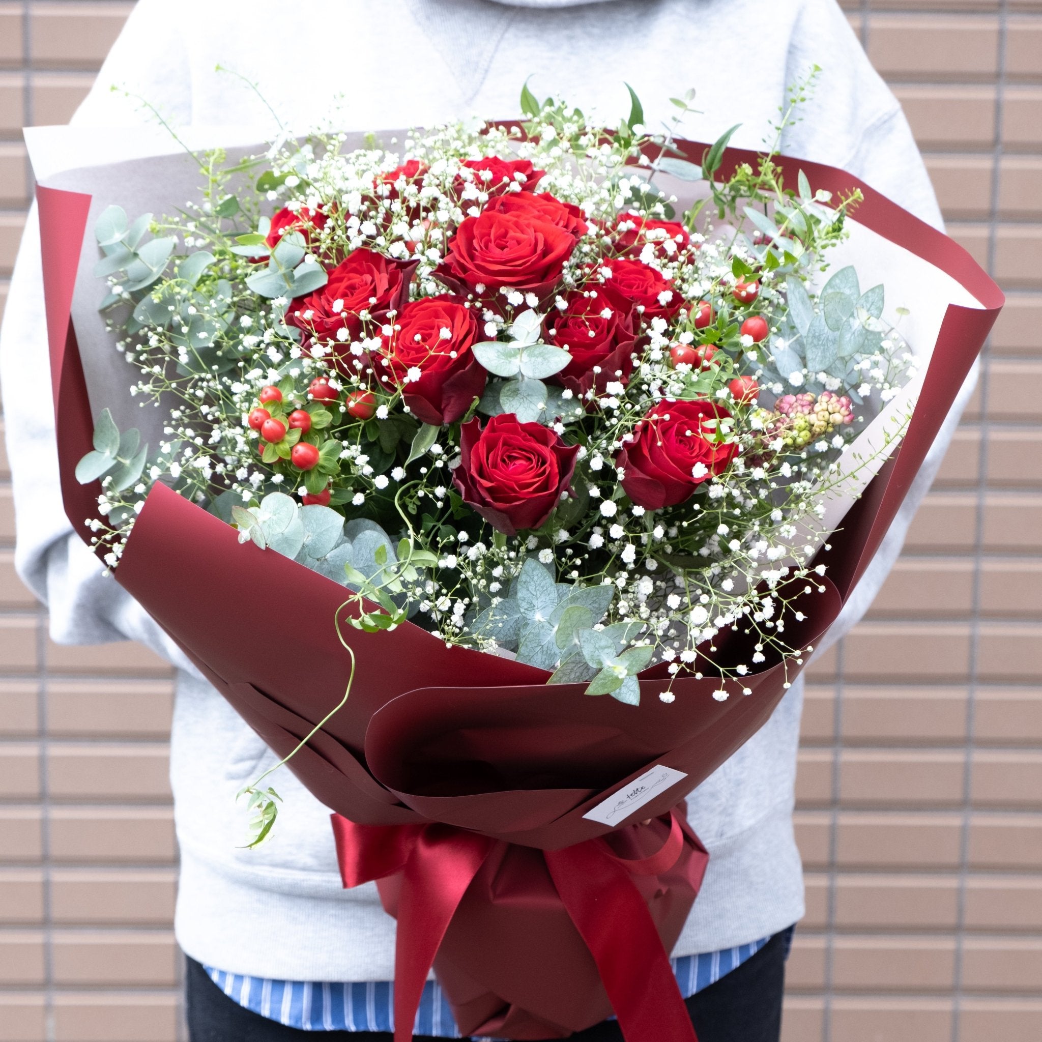 赤バラ12本とかすみ草とグリーンのブーケをオーダーするならFlower&Plants tette │ 「手から手へ、想いを運ぶフラワーショップ」【板橋駅徒歩4分】【熟練フローリスト夫婦が運営】【最短2営業日で発送】【24時間365日注文OK】【ギフトは3300円〜】フラワーギフトを手から手へ、想いを込めたブーケやアレンジメントで大切な人に感謝と愛情を。シーンや用途に合わせて選びやすい豊富な種