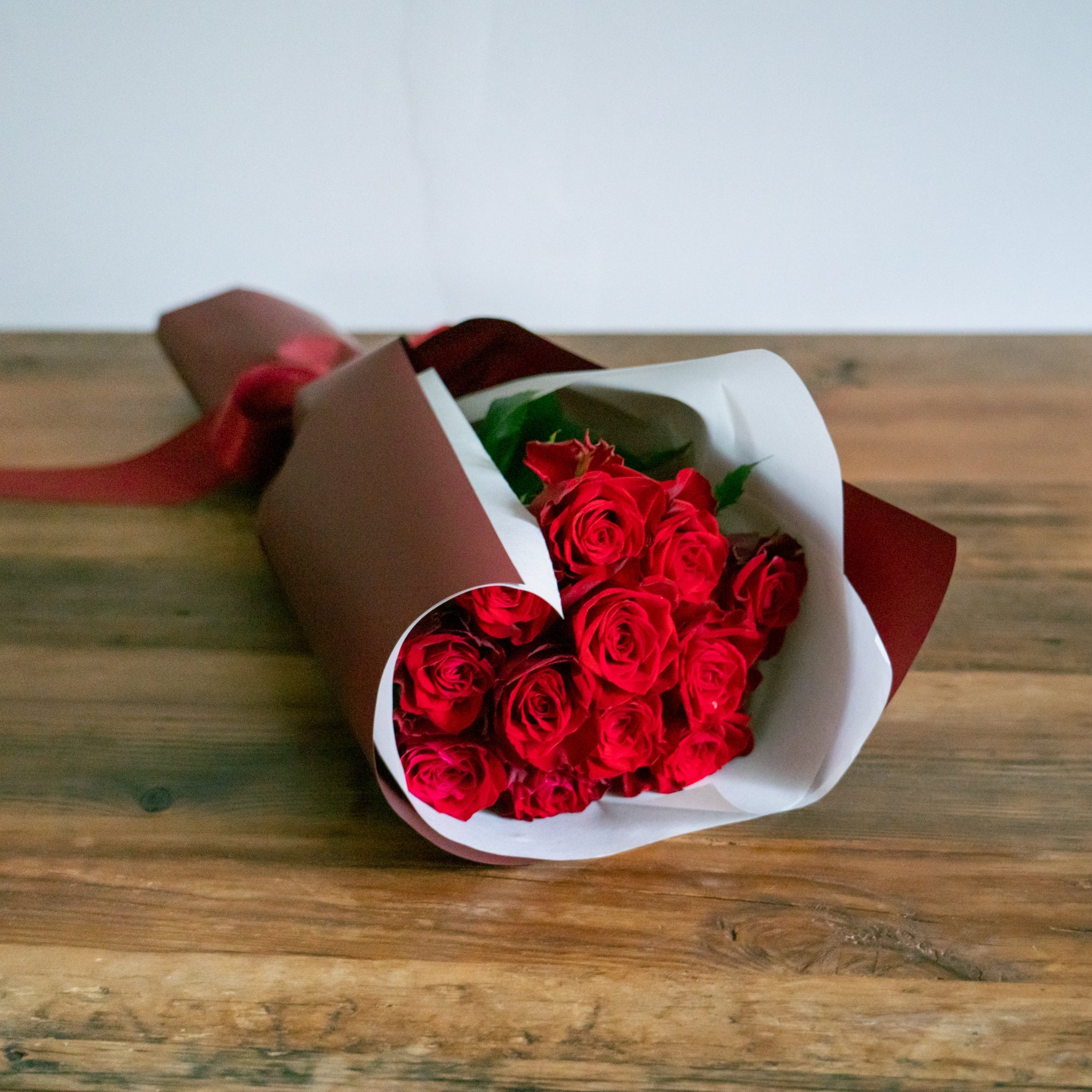 赤バラブーケ 12本をオーダーするならFlower&Plants tette │ 「手から手へ、想いを運ぶフラワーショップ」【板橋駅徒歩4分】【熟練フローリスト夫婦が運営】【最短2営業日で発送】【24時間365日注文OK】【ギフトは3300円〜】フラワーギフトを手から手へ、想いを込めたブーケやアレンジメントで大切な人に感謝と愛情を。シーンや用途に合わせて選びやすい豊富な種