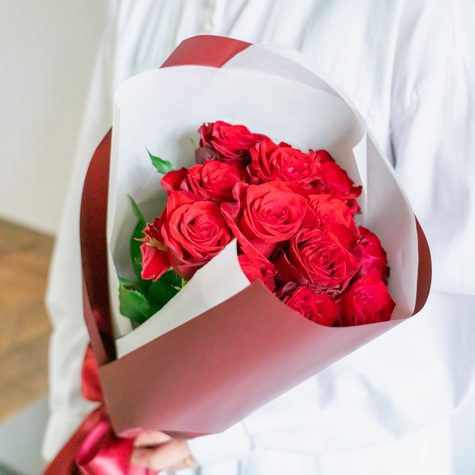 赤バラブーケ 12本をオーダーするならFlower&Plants tette │ 「手から手へ、想いを運ぶフラワーショップ」【板橋駅徒歩4分】【熟練フローリスト夫婦が運営】【最短2営業日で発送】【24時間365日注文OK】【ギフトは3300円〜】フラワーギフトを手から手へ、想いを込めたブーケやアレンジメントで大切な人に感謝と愛情を。シーンや用途に合わせて選びやすい豊富な種