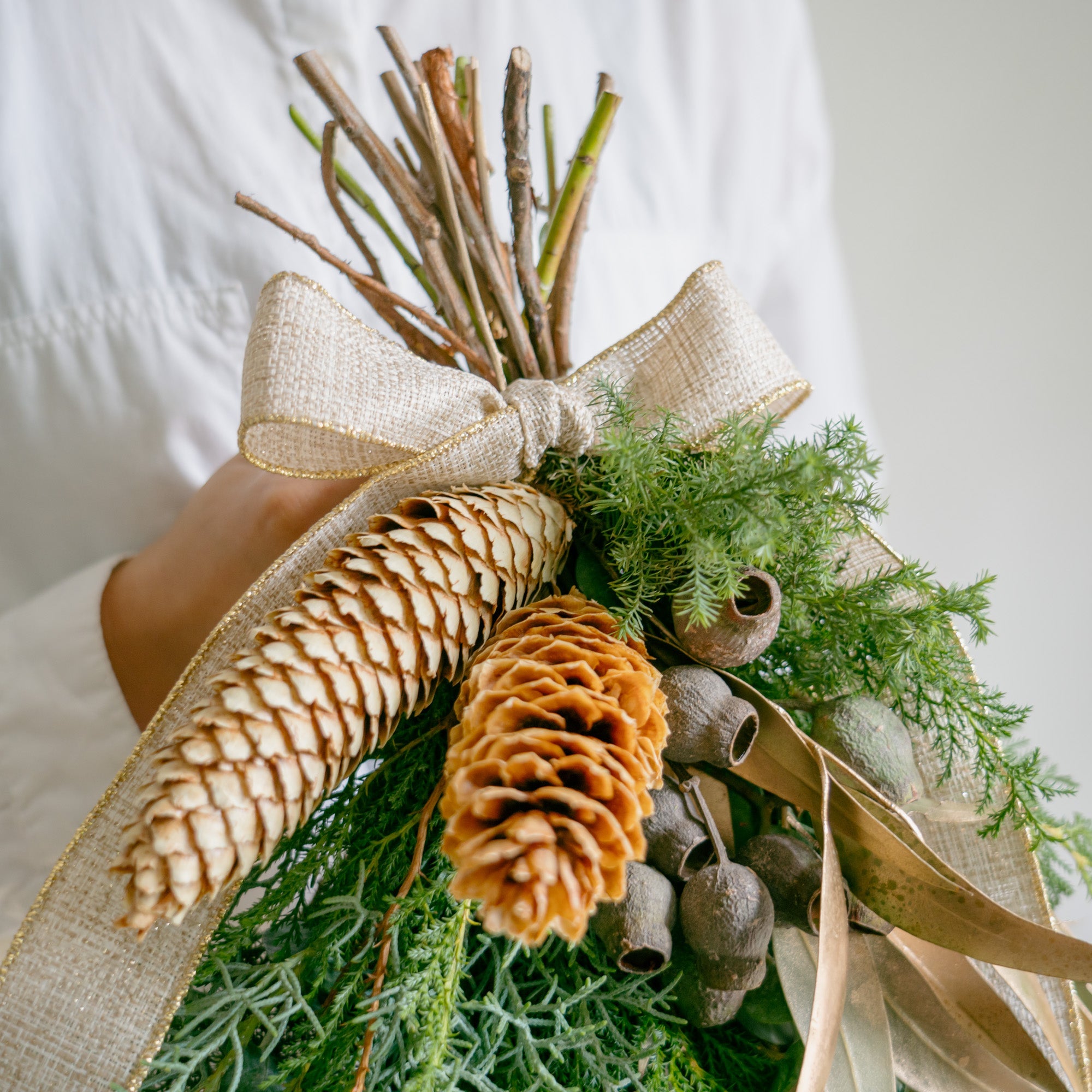 クリスマススワッグ2024をオーダーするならFlower&Plants tette │ 「手から手へ、想いを運ぶフラワーショップ」【板橋駅徒歩4分】【熟練フローリスト夫婦が運営】【最短2営業日で発送】【24時間365日注文OK】【ギフトは3300円〜】フラワーギフトを手から手へ、想いを込めたブーケやアレンジメントで大切な人に感謝と愛情を。シーンや用途に合わせて選びやすい豊富な種