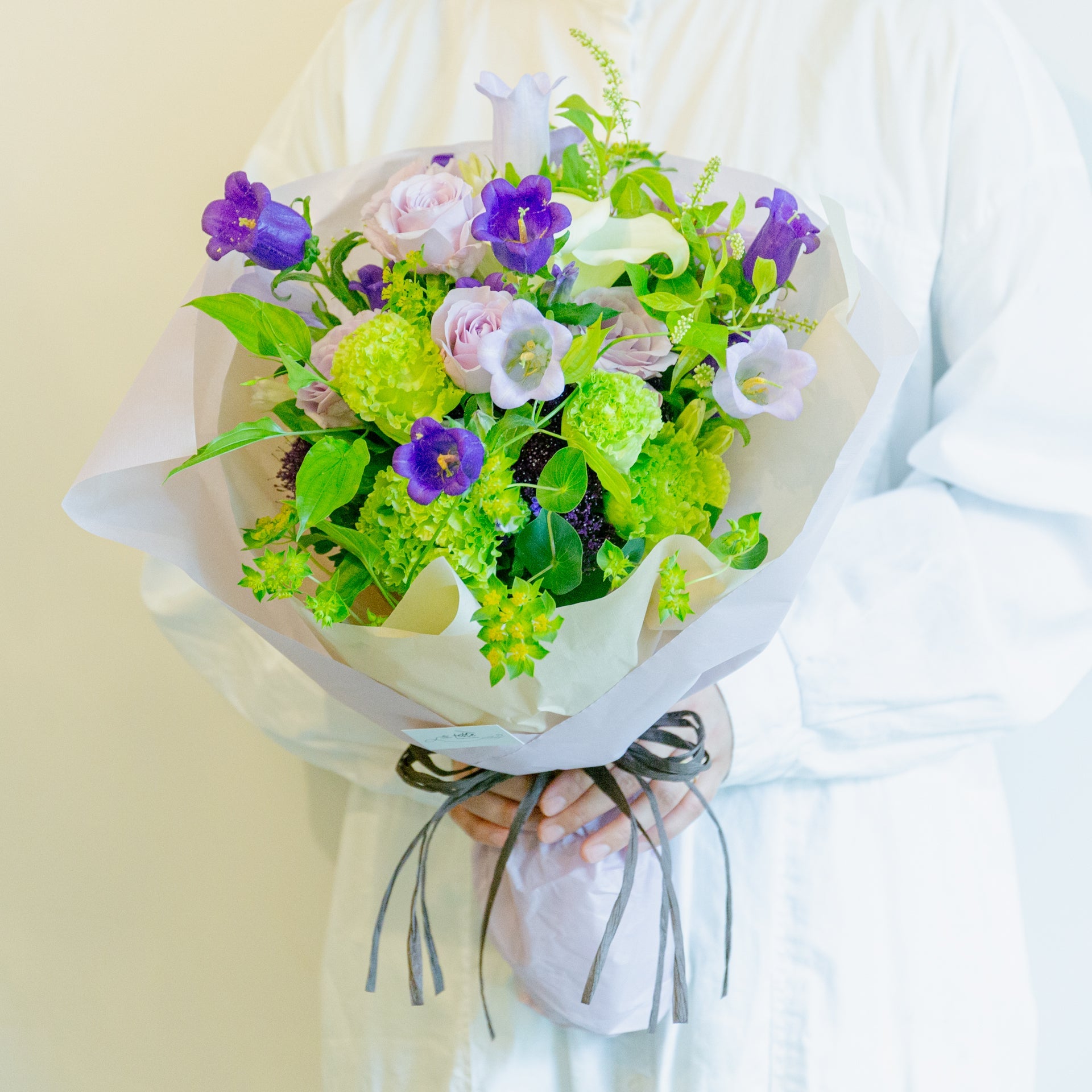 カンパニュラのギフトをオーダーするならFlower&Plants tette │ 「手から手へ、想いを運ぶフラワーショップ」【板橋駅徒歩4分】【熟練フローリスト夫婦が運営】【最短2営業日で発送】【24時間365日注文OK】【ギフトは3300円〜】フラワーギフトを手から手へ、想いを込めたブーケやアレンジメントで大切な人に感謝と愛情を。シーンや用途に合わせて選びやすい豊富な種