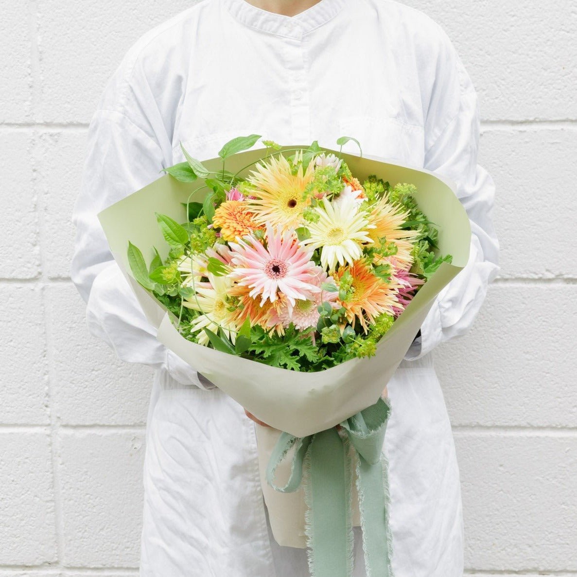 オーダーメイドフラワーブーケをオーダーするならFlower&Plants tette │ 「手から手へ、想いを運ぶフラワーショップ」【板橋駅徒歩4分】【熟練フローリスト夫婦が運営】【最短2営業日で発送】【24時間365日注文OK】【ギフトは3300円〜】フラワーギフトを手から手へ、想いを込めたブーケやアレンジメントで大切な人に感謝と愛情を。シーンや用途に合わせて選びやすい豊富な種