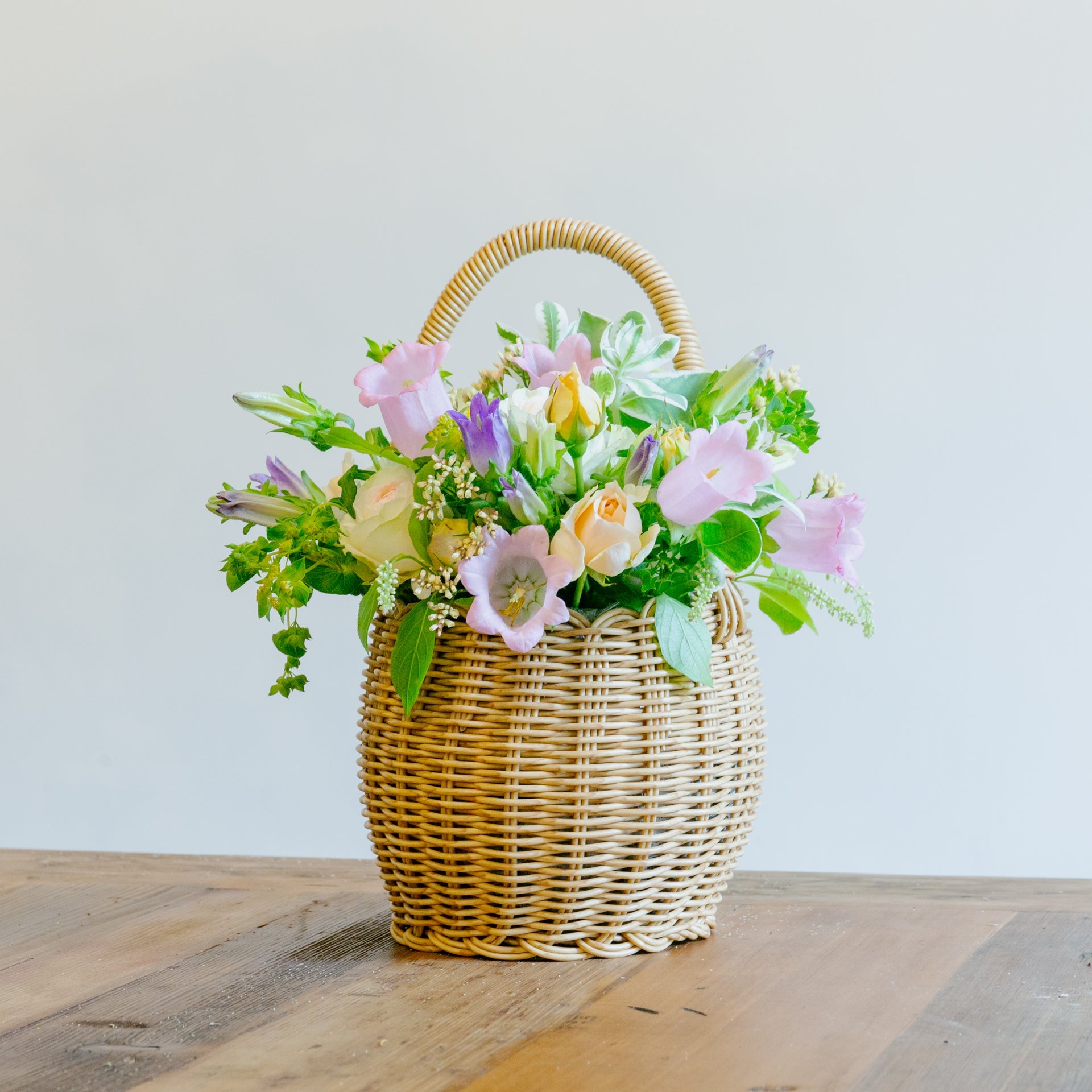 カンパニュラのギフトをオーダーするならFlower&Plants tette │ 「手から手へ、想いを運ぶフラワーショップ」【板橋駅徒歩4分】【熟練フローリスト夫婦が運営】【最短2営業日で発送】【24時間365日注文OK】【ギフトは3300円〜】フラワーギフトを手から手へ、想いを込めたブーケやアレンジメントで大切な人に感謝と愛情を。シーンや用途に合わせて選びやすい豊富な種