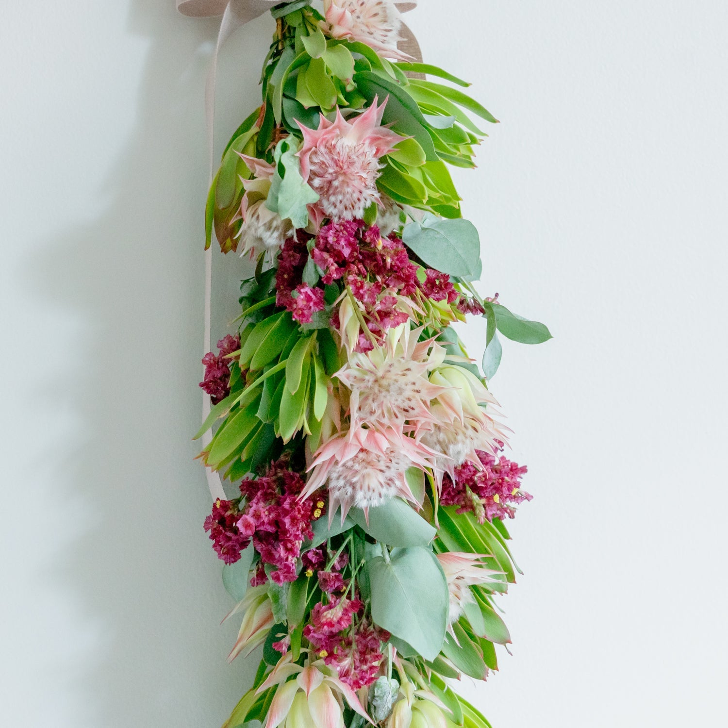 季節のおまかせガーランドをオーダーするならFlower&Plants tette │ 「手から手へ、想いを運ぶフラワーショップ」【板橋駅徒歩4分】【熟練フローリスト夫婦が運営】【最短2営業日で発送】【24時間365日注文OK】【ギフトは3300円〜】フラワーギフトを手から手へ、想いを込めたブーケやアレンジメントで大切な人に感謝と愛情を。シーンや用途に合わせて選びやすい豊富な種