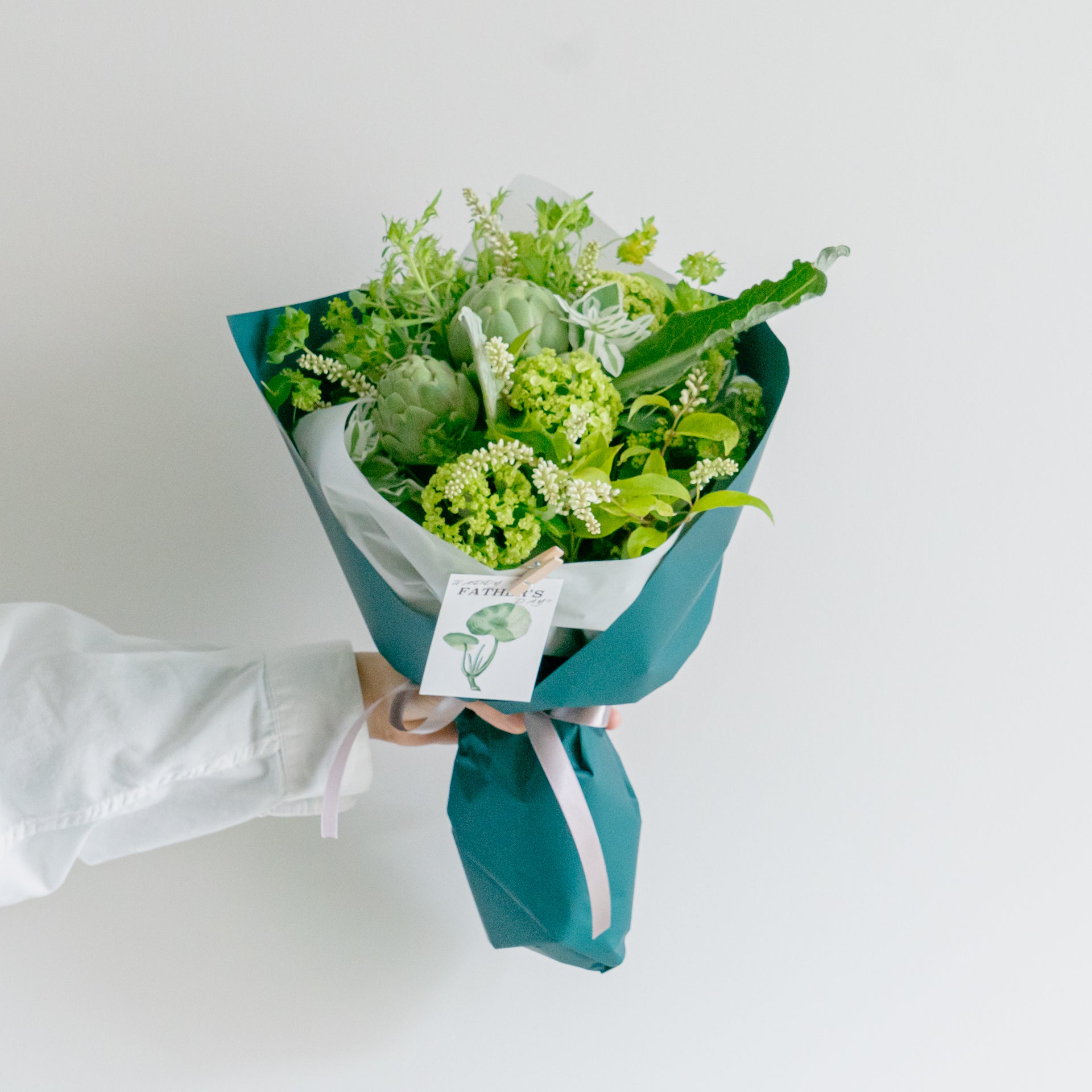 父の日ギフト用ブーケをオーダーするならFlower&Plants tette │ 「手から手へ、想いを運ぶフラワーショップ」【板橋駅徒歩4分】【熟練フローリスト夫婦が運営】【最短2営業日で発送】【24時間365日注文OK】【ギフトは3300円〜】フラワーギフトを手から手へ、想いを込めたブーケやアレンジメントで大切な人に感謝と愛情を。シーンや用途に合わせて選びやすい豊富な種