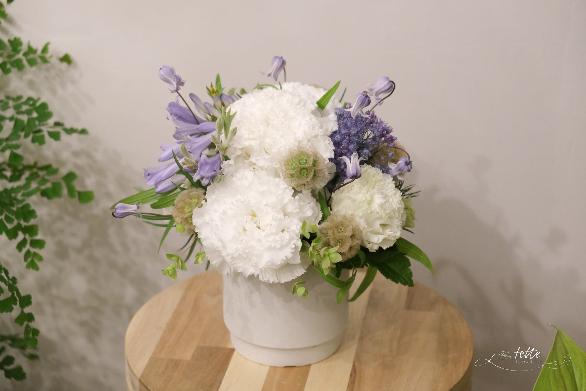 お供えアレンジメント パープル系をオーダーするならFlower&Plants tette │ 「手から手へ、想いを運ぶフラワーショップ」【板橋駅徒歩4分】【熟練フローリスト夫婦が運営】【最短2営業日で発送】【24時間365日注文OK】【ギフトは3300円〜】フラワーギフトを手から手へ、想いを込めたブーケやアレンジメントで大切な人に感謝と愛情を。シーンや用途に合わせて選びやすい豊富な種