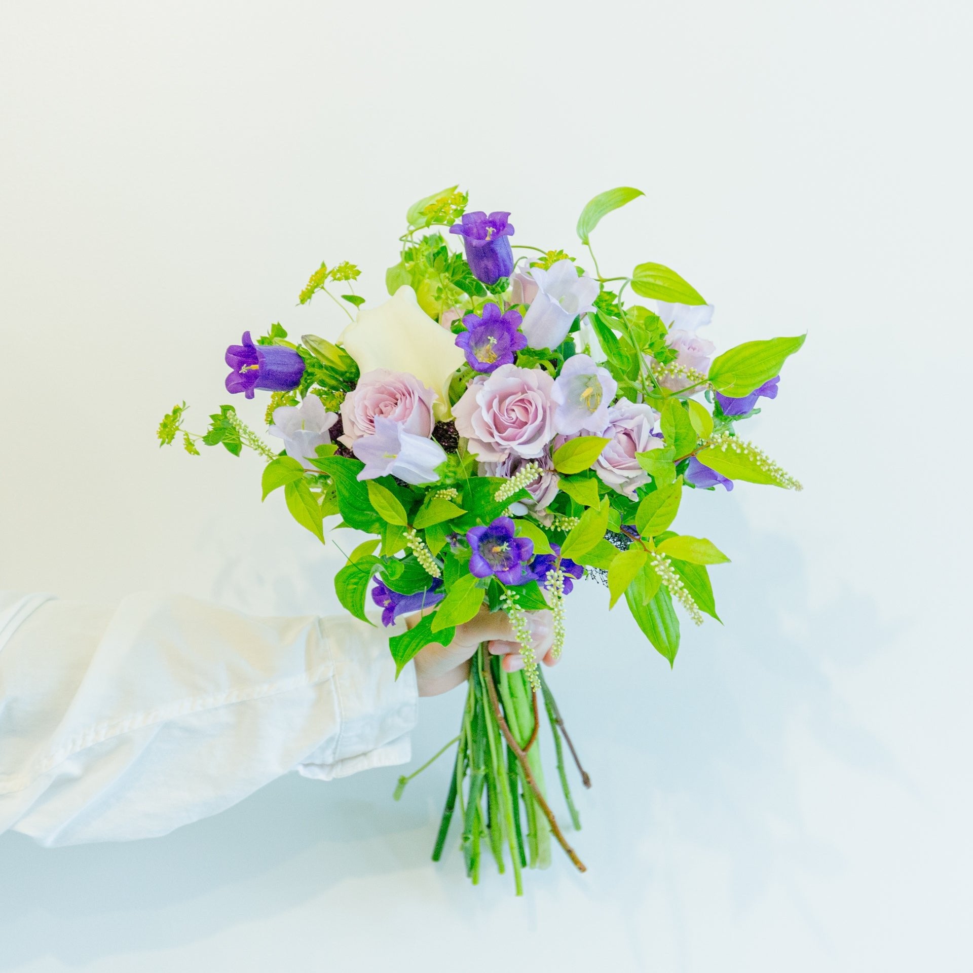 カンパニュラのギフトをオーダーするならFlower&Plants tette │ 「手から手へ、想いを運ぶフラワーショップ」【板橋駅徒歩4分】【熟練フローリスト夫婦が運営】【最短2営業日で発送】【24時間365日注文OK】【ギフトは3300円〜】フラワーギフトを手から手へ、想いを込めたブーケやアレンジメントで大切な人に感謝と愛情を。シーンや用途に合わせて選びやすい豊富な種