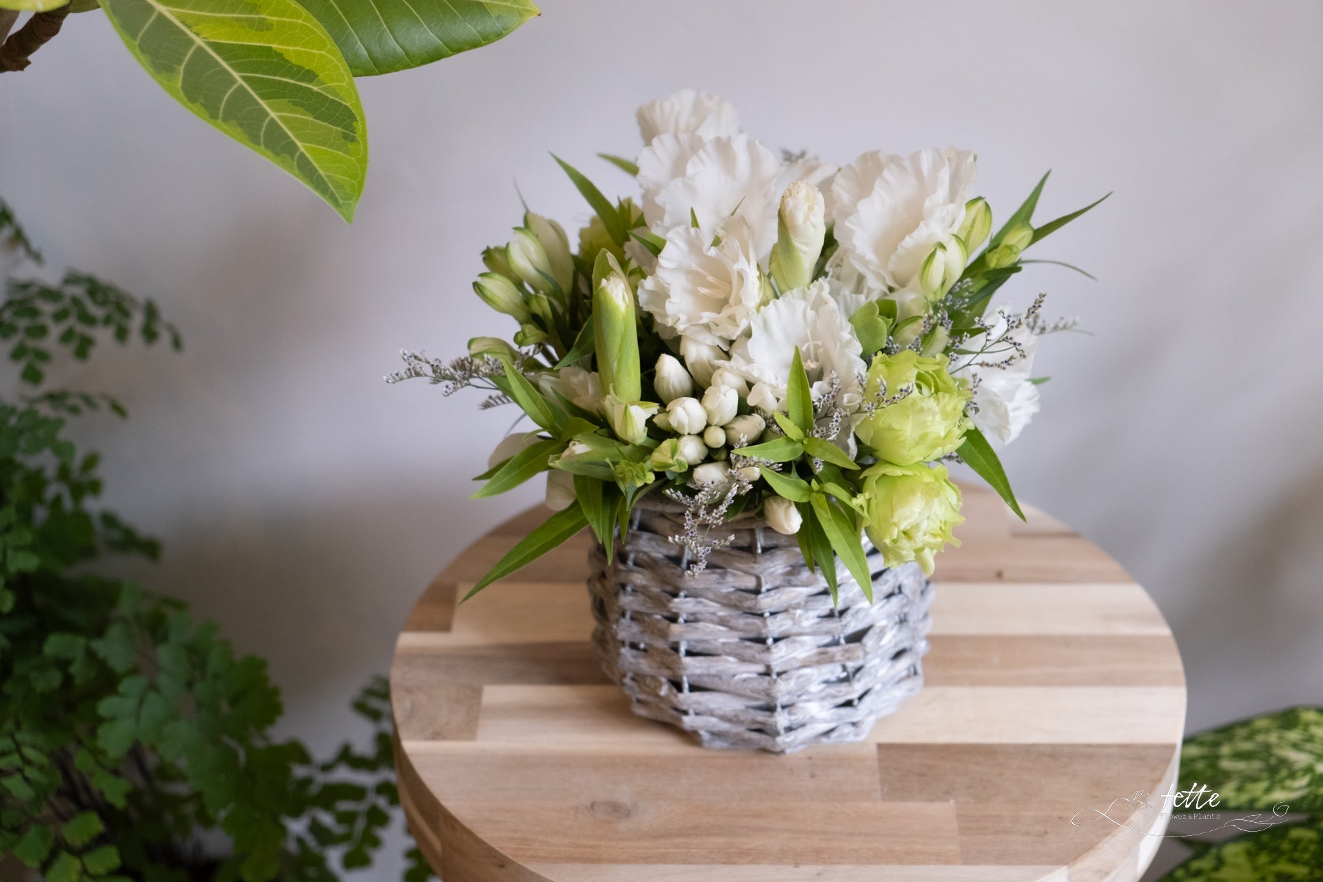 お供えアレンジメント ホワイト系をオーダーするならFlower&Plants tette │ 「手から手へ、想いを運ぶフラワーショップ」【板橋駅徒歩4分】【熟練フローリスト夫婦が運営】【最短2営業日で発送】【24時間365日注文OK】【ギフトは3300円〜】フラワーギフトを手から手へ、想いを込めたブーケやアレンジメントで大切な人に感謝と愛情を。シーンや用途に合わせて選びやすい豊富な種