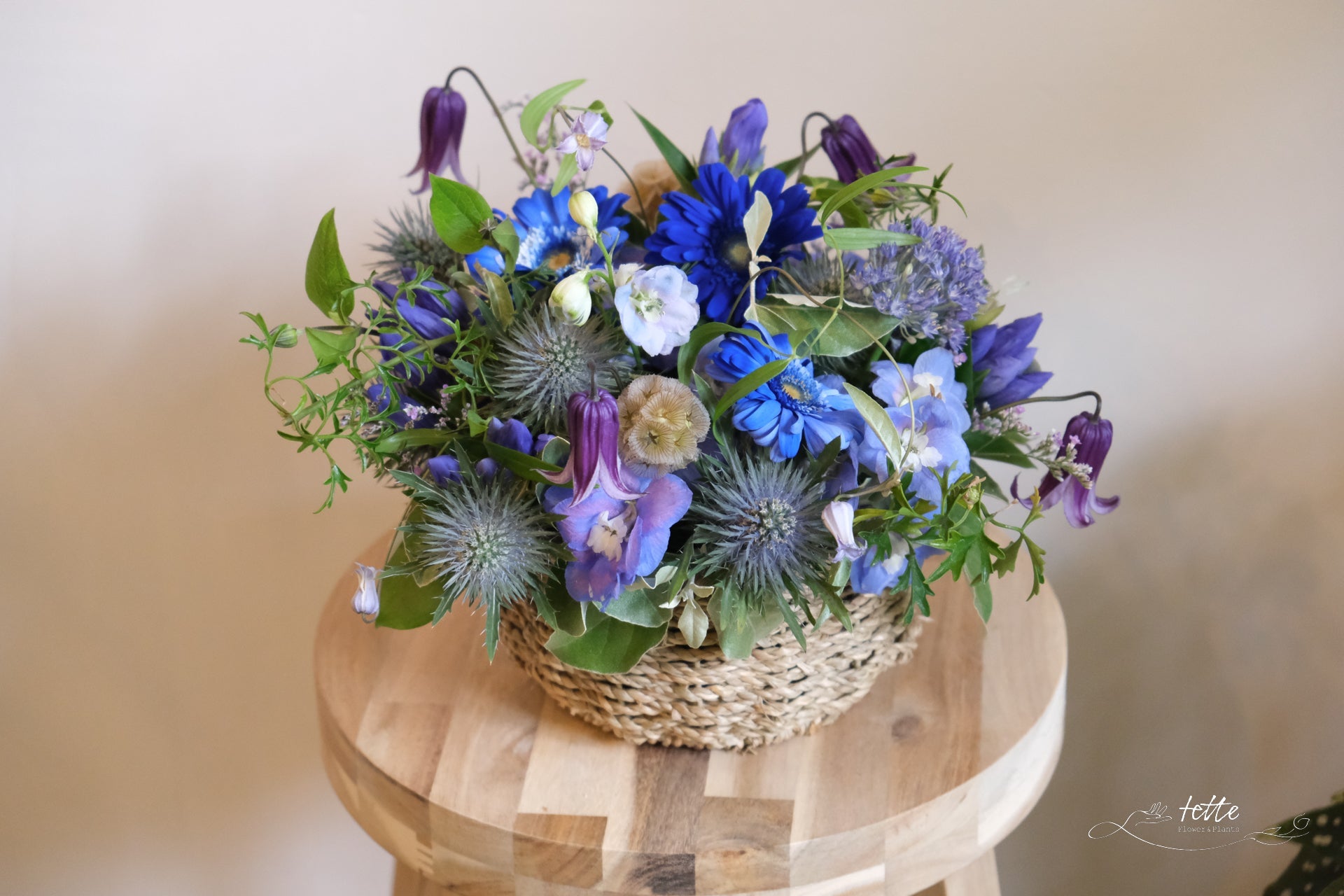 ラウンドアレンジメント ブルー系をオーダーするならFlower&Plants tette │ 「手から手へ、想いを運ぶフラワーショップ」【板橋駅徒歩4分】【熟練フローリスト夫婦が運営】【最短2営業日で発送】【24時間365日注文OK】【ギフトは3300円〜】フラワーギフトを手から手へ、想いを込めたブーケやアレンジメントで大切な人に感謝と愛情を。シーンや用途に合わせて選びやすい豊富な種