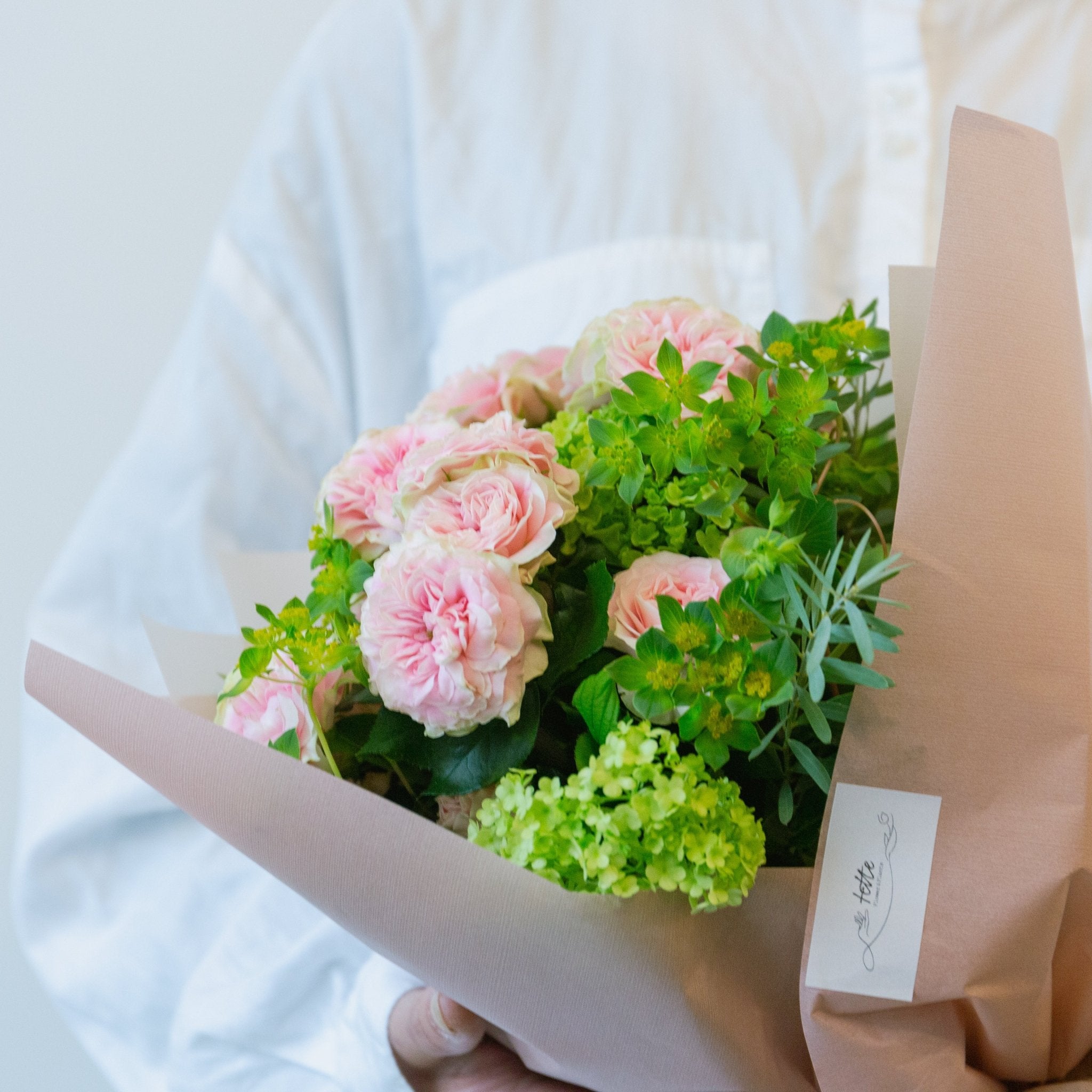 バラのギフトをオーダーするならFlower&Plants tette │ 「手から手へ、想いを運ぶフラワーショップ」【板橋駅徒歩4分】【熟練フローリスト夫婦が運営】【最短2営業日で発送】【24時間365日注文OK】【ギフトは3300円〜】フラワーギフトを手から手へ、想いを込めたブーケやアレンジメントで大切な人に感謝と愛情を。シーンや用途に合わせて選びやすい豊富な種