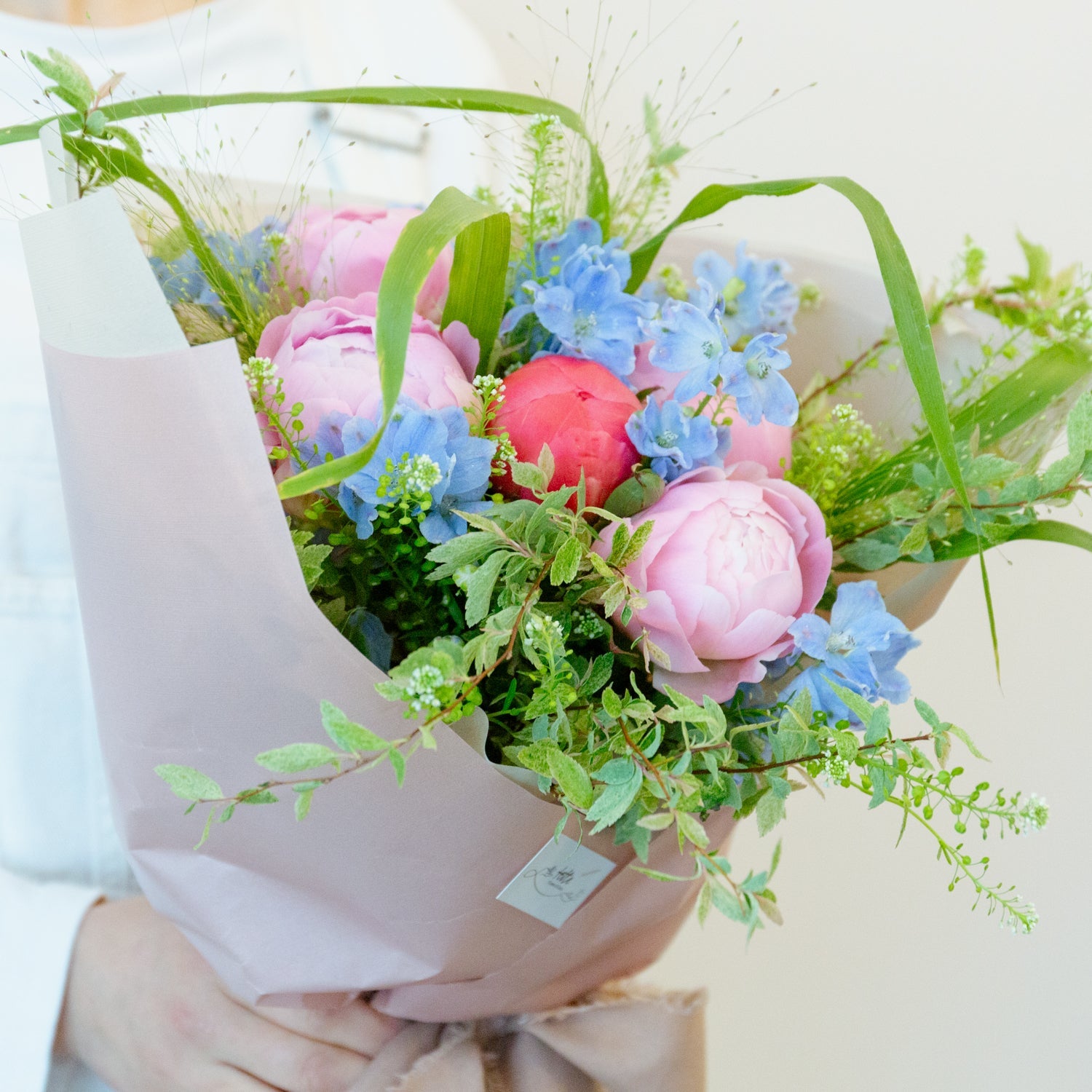 芍薬のギフトをオーダーするならFlower&Plants tette │ 「手から手へ、想いを運ぶフラワーショップ」【板橋駅徒歩4分】【熟練フローリスト夫婦が運営】【最短2営業日で発送】【24時間365日注文OK】【ギフトは3300円〜】フラワーギフトを手から手へ、想いを込めたブーケやアレンジメントで大切な人に感謝と愛情を。シーンや用途に合わせて選びやすい豊富な種