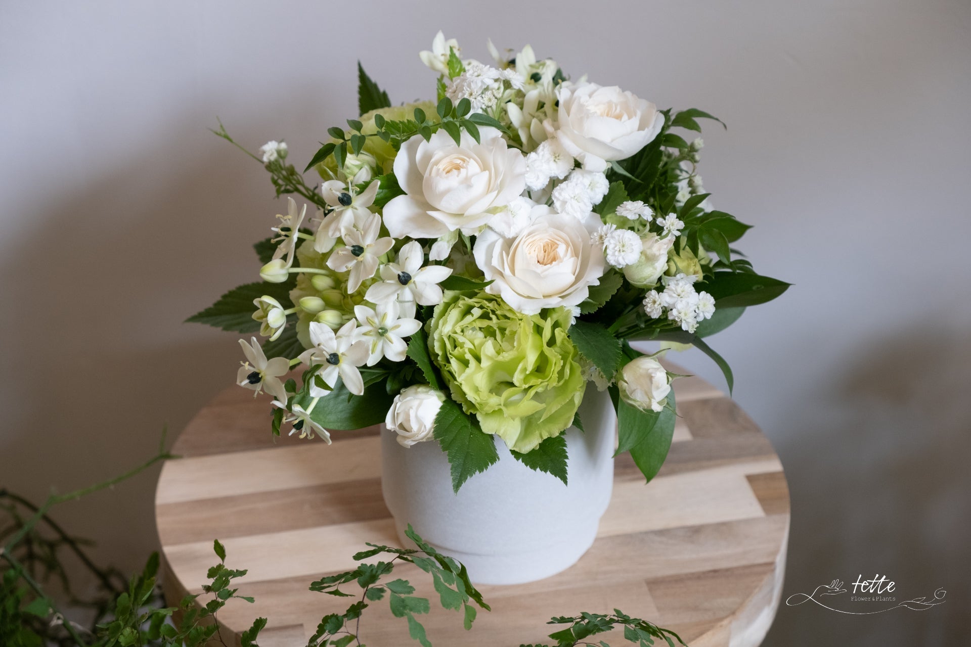 ラウンドアレンジメント ホワイト系をオーダーするならFlower&Plants tette │ 「手から手へ、想いを運ぶフラワーショップ」【板橋駅徒歩4分】【熟練フローリスト夫婦が運営】【最短2営業日で発送】【24時間365日注文OK】【ギフトは3300円〜】フラワーギフトを手から手へ、想いを込めたブーケやアレンジメントで大切な人に感謝と愛情を。シーンや用途に合わせて選びやすい豊富な種