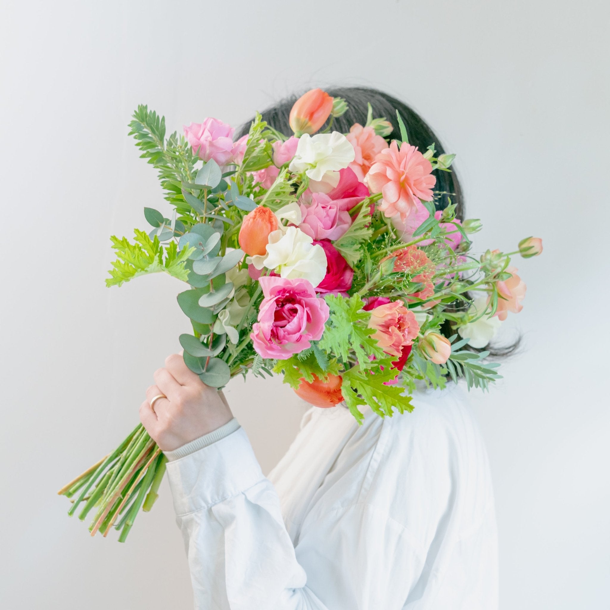 バレンタインブーケをオーダーするならFlower&Plants tette │ 「手から手へ、想いを運ぶフラワーショップ」【板橋駅徒歩4分】【熟練フローリスト夫婦が運営】【最短2営業日で発送】【24時間365日注文OK】【ギフトは3300円〜】フラワーギフトを手から手へ、想いを込めたブーケやアレンジメントで大切な人に感謝と愛情を。シーンや用途に合わせて選びやすい豊富な種