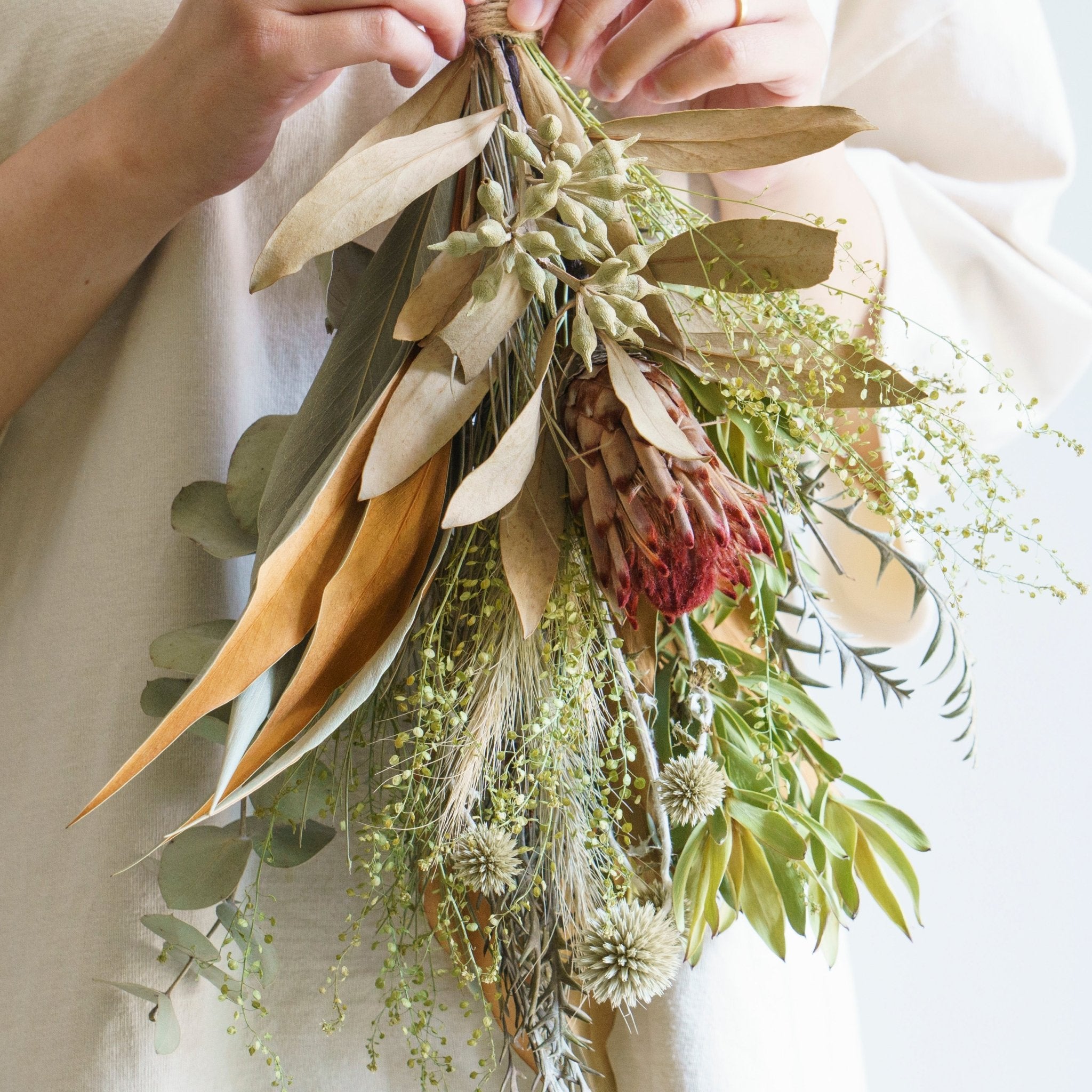 季節のドライフラワー ブーケスワッグをオーダーするならFlower&Plants tette │ 「手から手へ、想いを運ぶフラワーショップ」【板橋駅徒歩4分】【熟練フローリスト夫婦が運営】【最短2営業日で発送】【24時間365日注文OK】【ギフトは3300円〜】フラワーギフトを手から手へ、想いを込めたブーケやアレンジメントで大切な人に感謝と愛情を。シーンや用途に合わせて選びやすい豊富な種