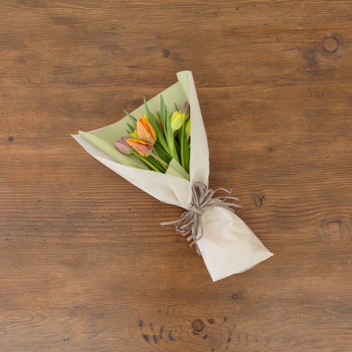 チューリップのギフトをオーダーするならFlower&Plants tette │ 「手から手へ、想いを運ぶフラワーショップ」【板橋駅徒歩4分】【熟練フローリスト夫婦が運営】【最短2営業日で発送】【24時間365日注文OK】【ギフトは3300円〜】フラワーギフトを手から手へ、想いを込めたブーケやアレンジメントで大切な人に感謝と愛情を。シーンや用途に合わせて選びやすい豊富な種