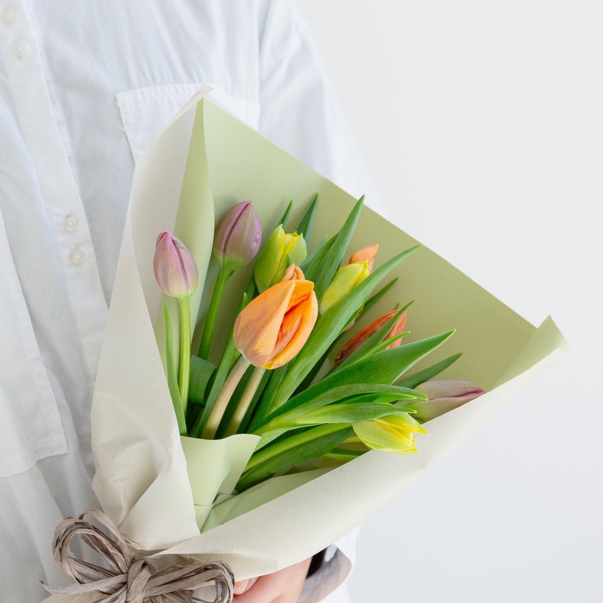 チューリップのギフトをオーダーするならFlower&Plants tette │ 「手から手へ、想いを運ぶフラワーショップ」【板橋駅徒歩4分】【熟練フローリスト夫婦が運営】【最短2営業日で発送】【24時間365日注文OK】【ギフトは3300円〜】フラワーギフトを手から手へ、想いを込めたブーケやアレンジメントで大切な人に感謝と愛情を。シーンや用途に合わせて選びやすい豊富な種