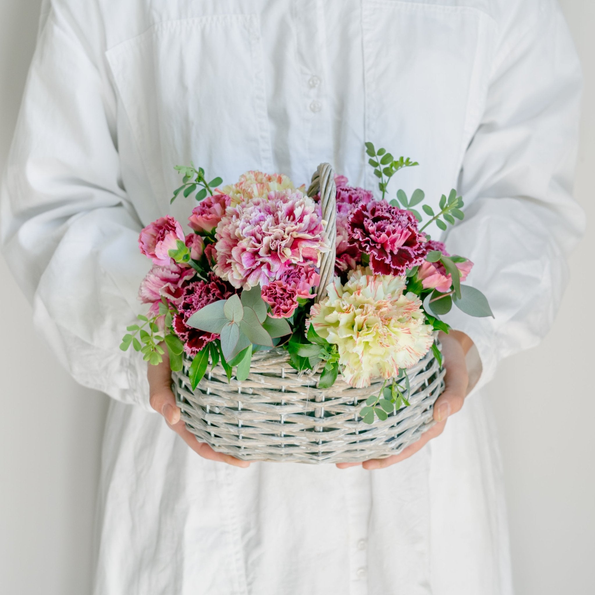 母の日 カーネーションのギフトをオーダーするならFlower&Plants tette │ 「手から手へ、想いを運ぶフラワーショップ」【板橋駅徒歩4分】【熟練フローリスト夫婦が運営】【最短2営業日で発送】【24時間365日注文OK】【ギフトは3300円〜】フラワーギフトを手から手へ、想いを込めたブーケやアレンジメントで大切な人に感謝と愛情を。シーンや用途に合わせて選びやすい豊富な種