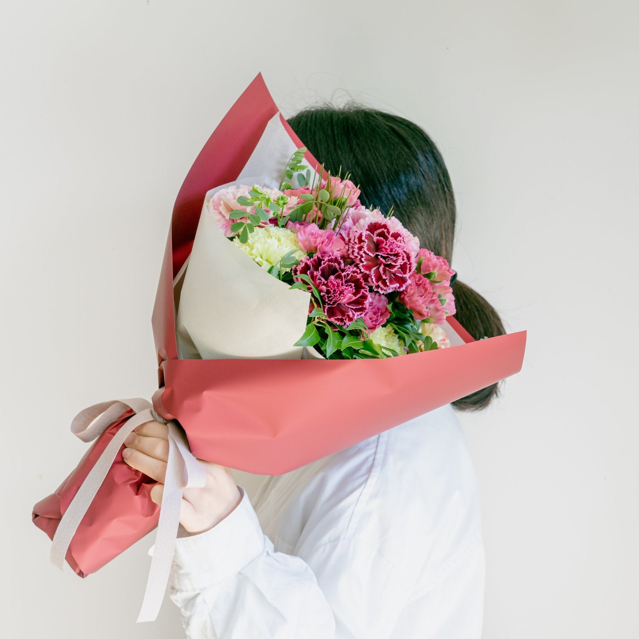 母の日 カーネーションのギフトをオーダーするならFlower&Plants tette │ 「手から手へ、想いを運ぶフラワーショップ」【板橋駅徒歩4分】【熟練フローリスト夫婦が運営】【最短2営業日で発送】【24時間365日注文OK】【ギフトは3300円〜】フラワーギフトを手から手へ、想いを込めたブーケやアレンジメントで大切な人に感謝と愛情を。シーンや用途に合わせて選びやすい豊富な種