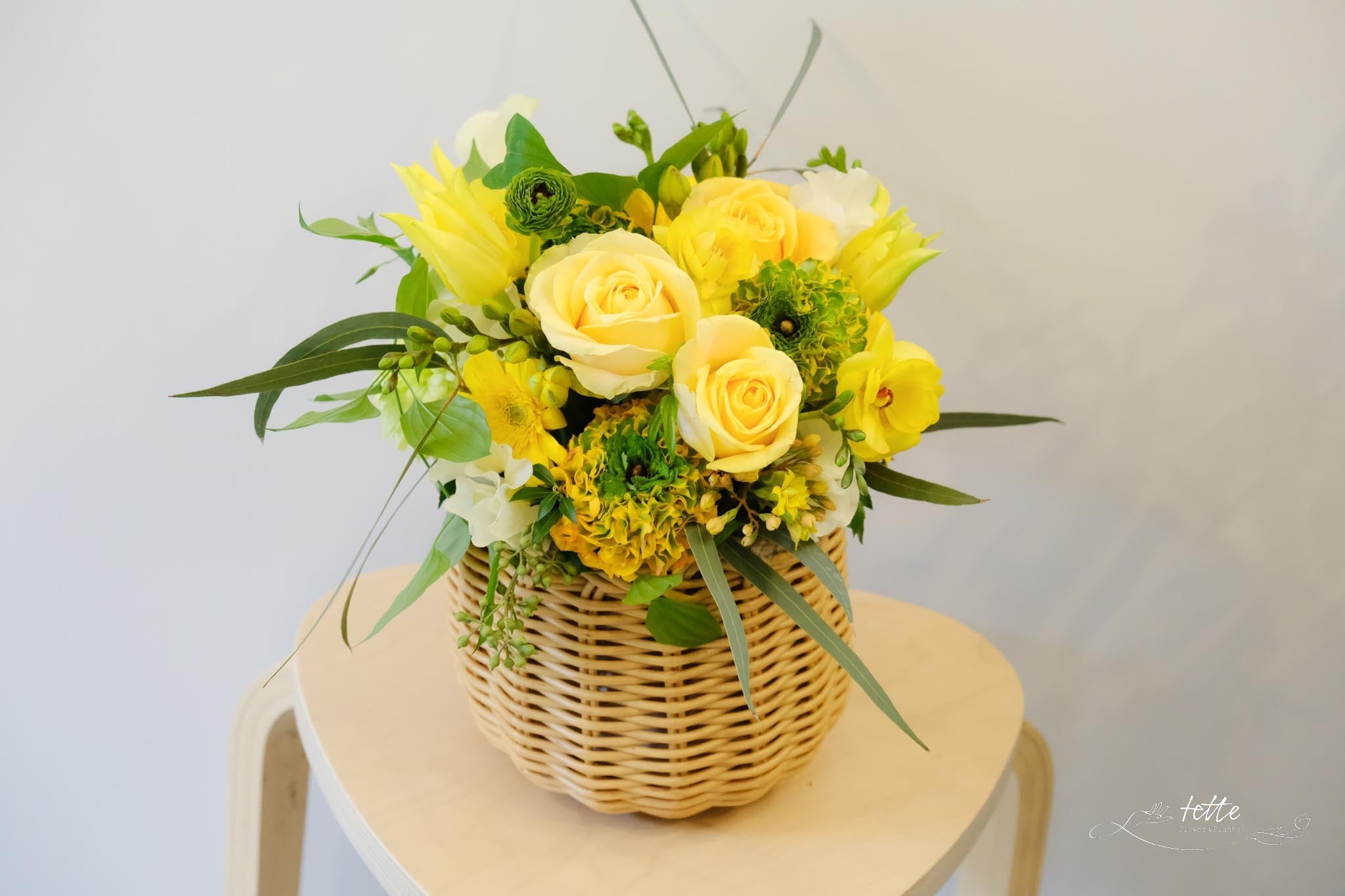 ラウンドアレンジメント イエロー系をオーダーするならFlower&Plants tette │ 「手から手へ、想いを運ぶフラワーショップ」【板橋駅徒歩4分】【熟練フローリスト夫婦が運営】【最短2営業日で発送】【24時間365日注文OK】【ギフトは3300円〜】フラワーギフトを手から手へ、想いを込めたブーケやアレンジメントで大切な人に感謝と愛情を。シーンや用途に合わせて選びやすい豊富な種