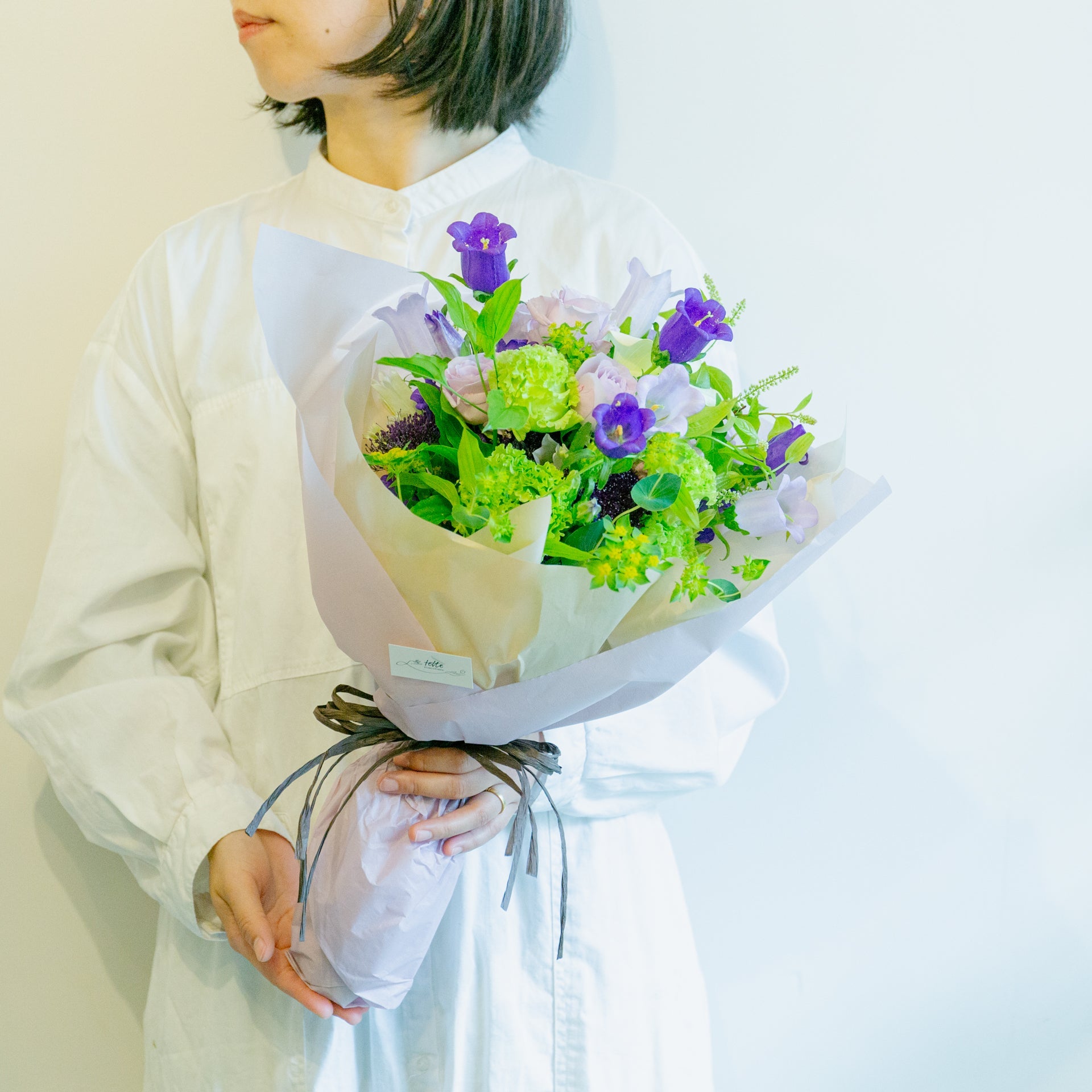 カンパニュラのギフトをオーダーするならFlower&Plants tette │ 「手から手へ、想いを運ぶフラワーショップ」【板橋駅徒歩4分】【熟練フローリスト夫婦が運営】【最短2営業日で発送】【24時間365日注文OK】【ギフトは3300円〜】フラワーギフトを手から手へ、想いを込めたブーケやアレンジメントで大切な人に感謝と愛情を。シーンや用途に合わせて選びやすい豊富な種