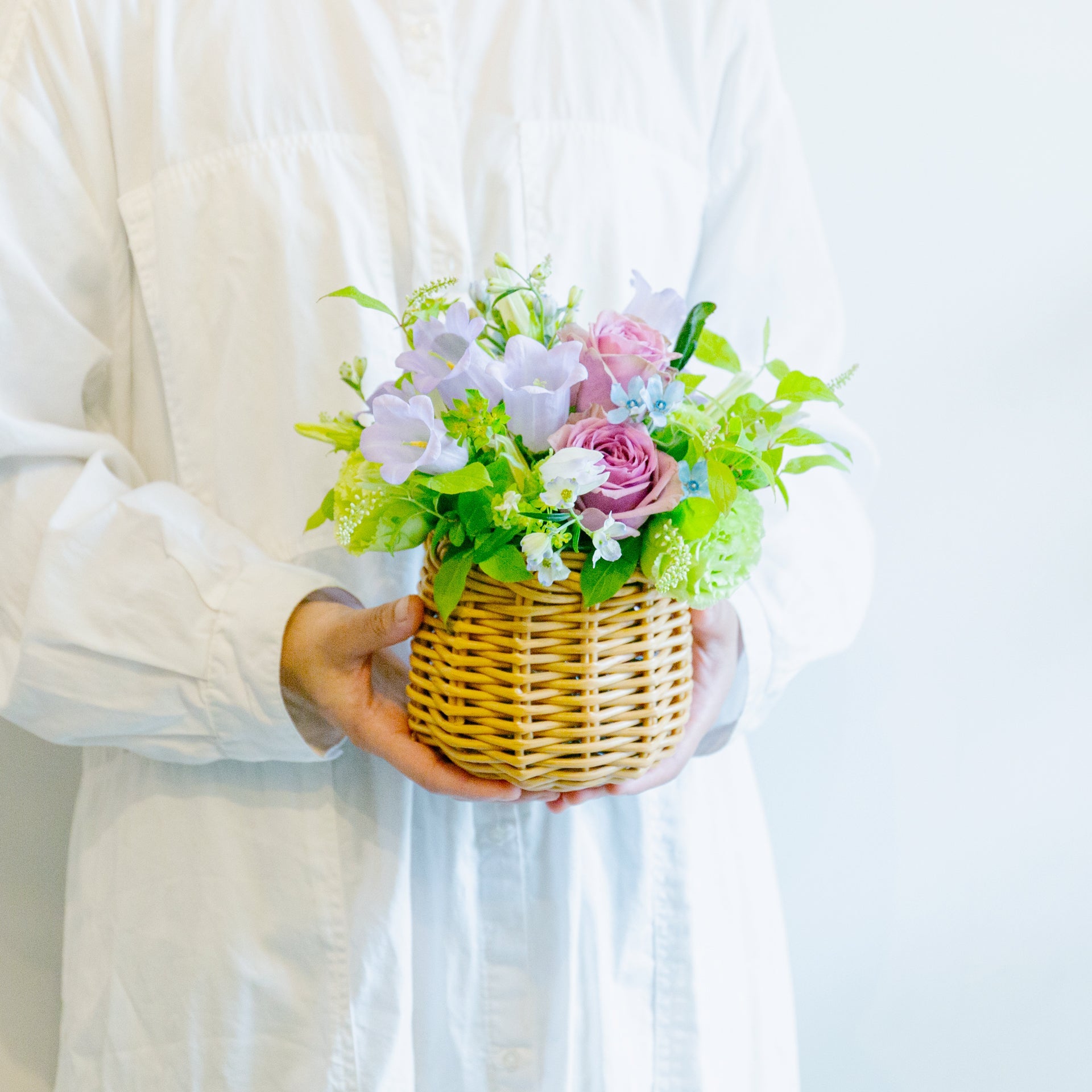 カンパニュラのギフトをオーダーするならFlower&Plants tette │ 「手から手へ、想いを運ぶフラワーショップ」【板橋駅徒歩4分】【熟練フローリスト夫婦が運営】【最短2営業日で発送】【24時間365日注文OK】【ギフトは3300円〜】フラワーギフトを手から手へ、想いを込めたブーケやアレンジメントで大切な人に感謝と愛情を。シーンや用途に合わせて選びやすい豊富な種