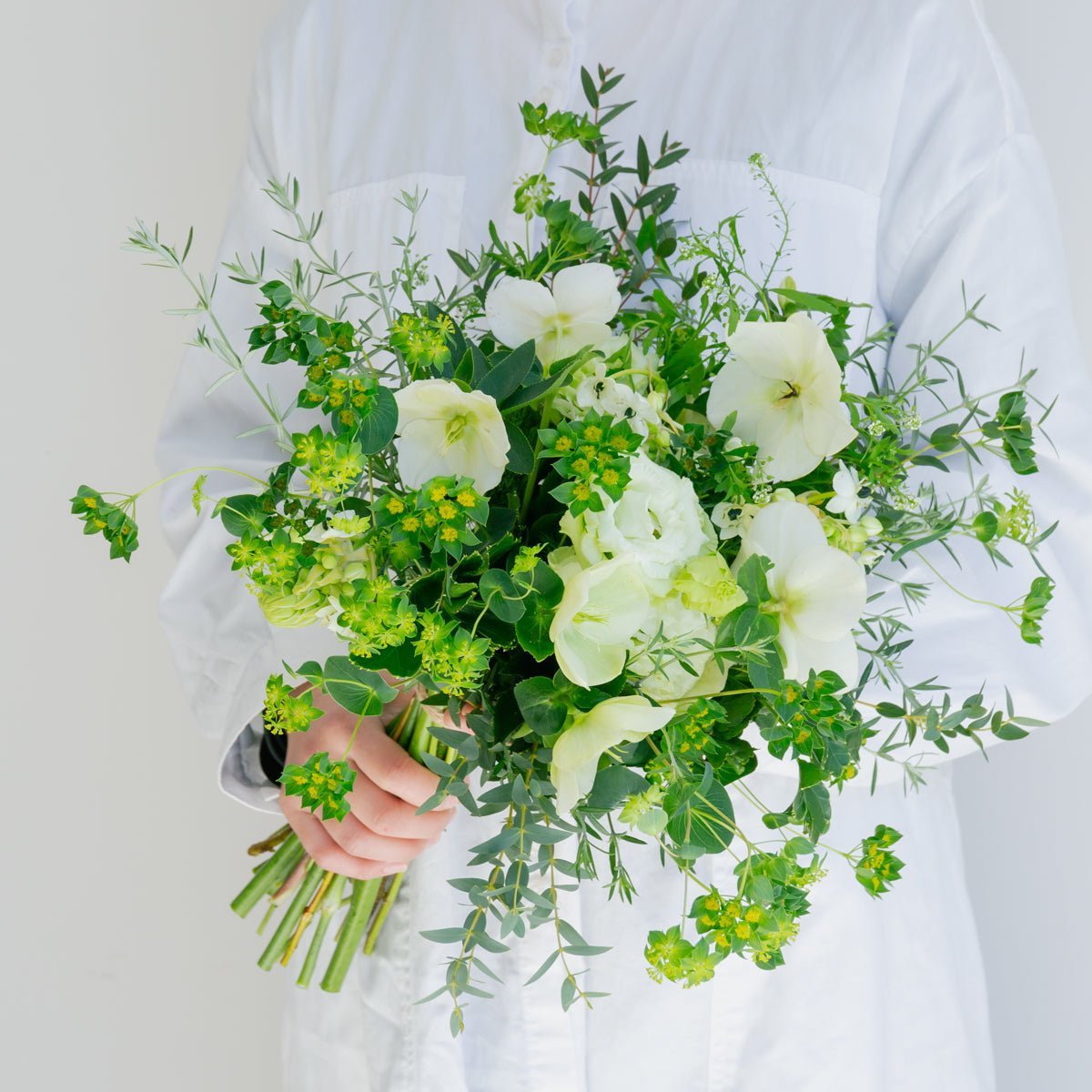 お供えブーケ ナチュラルホワイト系をオーダーするならFlower&Plants tette │ 「手から手へ、想いを運ぶフラワーショップ」【板橋駅徒歩4分】【熟練フローリスト夫婦が運営】【最短2営業日で発送】【24時間365日注文OK】【ギフトは3300円〜】フラワーギフトを手から手へ、想いを込めたブーケやアレンジメントで大切な人に感謝と愛情を。シーンや用途に合わせて選びやすい豊富な種