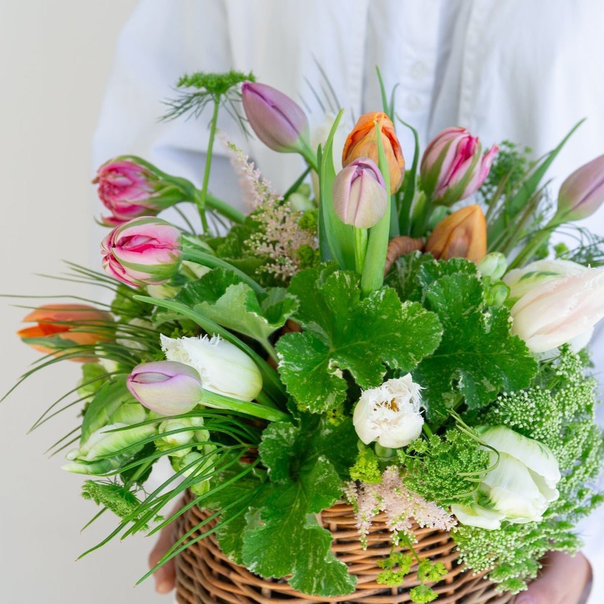 チューリップのギフトをオーダーするならFlower&Plants tette │ 「手から手へ、想いを運ぶフラワーショップ」【板橋駅徒歩4分】【熟練フローリスト夫婦が運営】【最短2営業日で発送】【24時間365日注文OK】【ギフトは3300円〜】フラワーギフトを手から手へ、想いを込めたブーケやアレンジメントで大切な人に感謝と愛情を。シーンや用途に合わせて選びやすい豊富な種