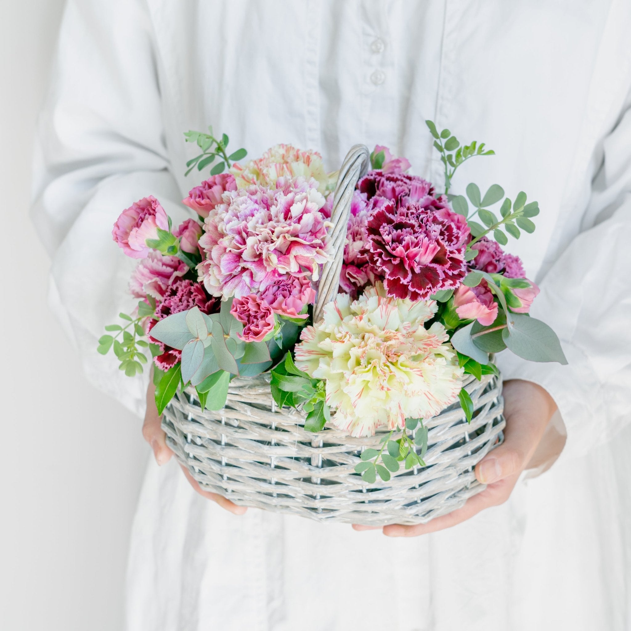 母の日 カーネーションのギフトをオーダーするならFlower&Plants tette │ 「手から手へ、想いを運ぶフラワーショップ」【板橋駅徒歩4分】【熟練フローリスト夫婦が運営】【最短2営業日で発送】【24時間365日注文OK】【ギフトは3300円〜】フラワーギフトを手から手へ、想いを込めたブーケやアレンジメントで大切な人に感謝と愛情を。シーンや用途に合わせて選びやすい豊富な種