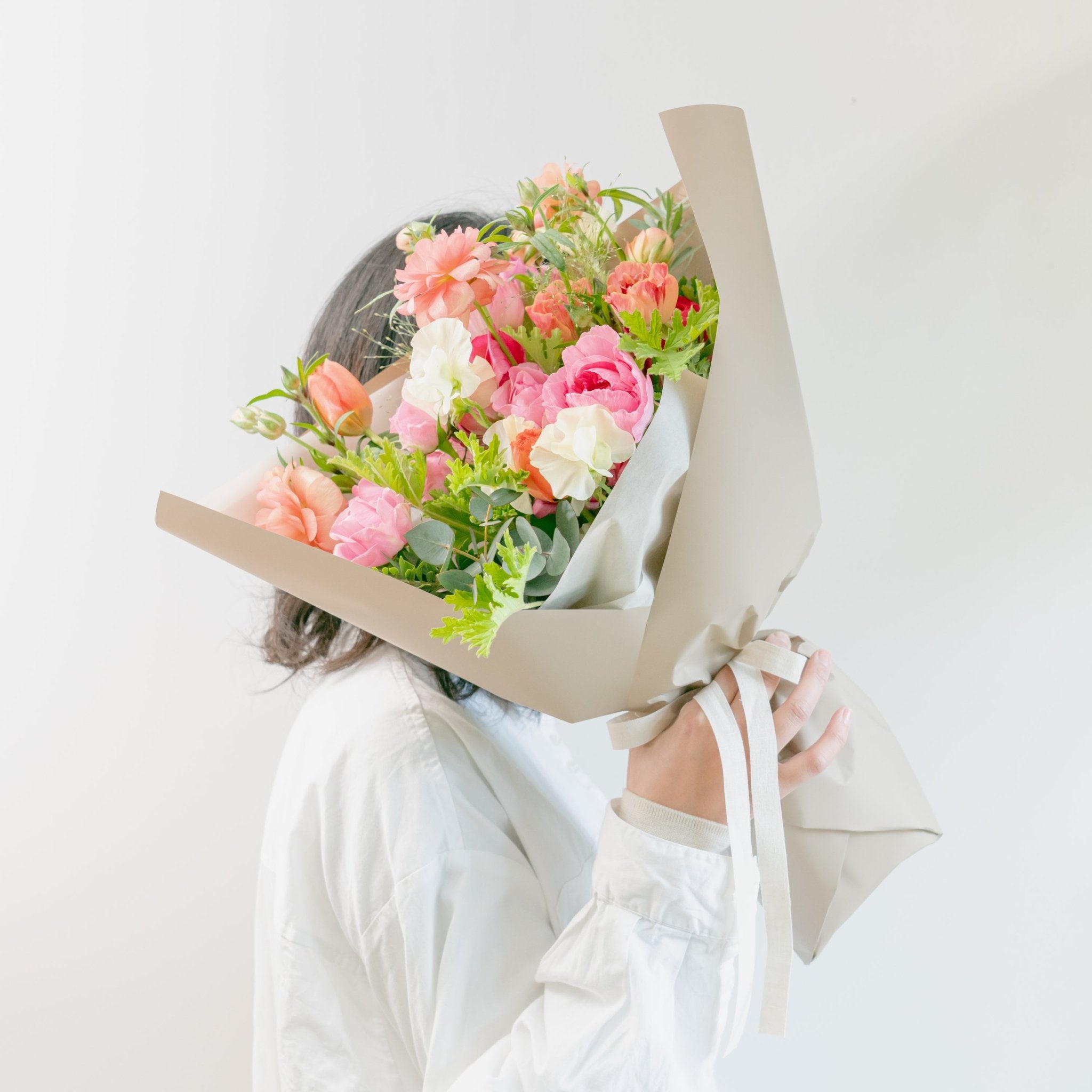 バレンタインブーケをオーダーするならFlower&Plants tette │ 「手から手へ、想いを運ぶフラワーショップ」【板橋駅徒歩4分】【熟練フローリスト夫婦が運営】【最短2営業日で発送】【24時間365日注文OK】【ギフトは3300円〜】フラワーギフトを手から手へ、想いを込めたブーケやアレンジメントで大切な人に感謝と愛情を。シーンや用途に合わせて選びやすい豊富な種