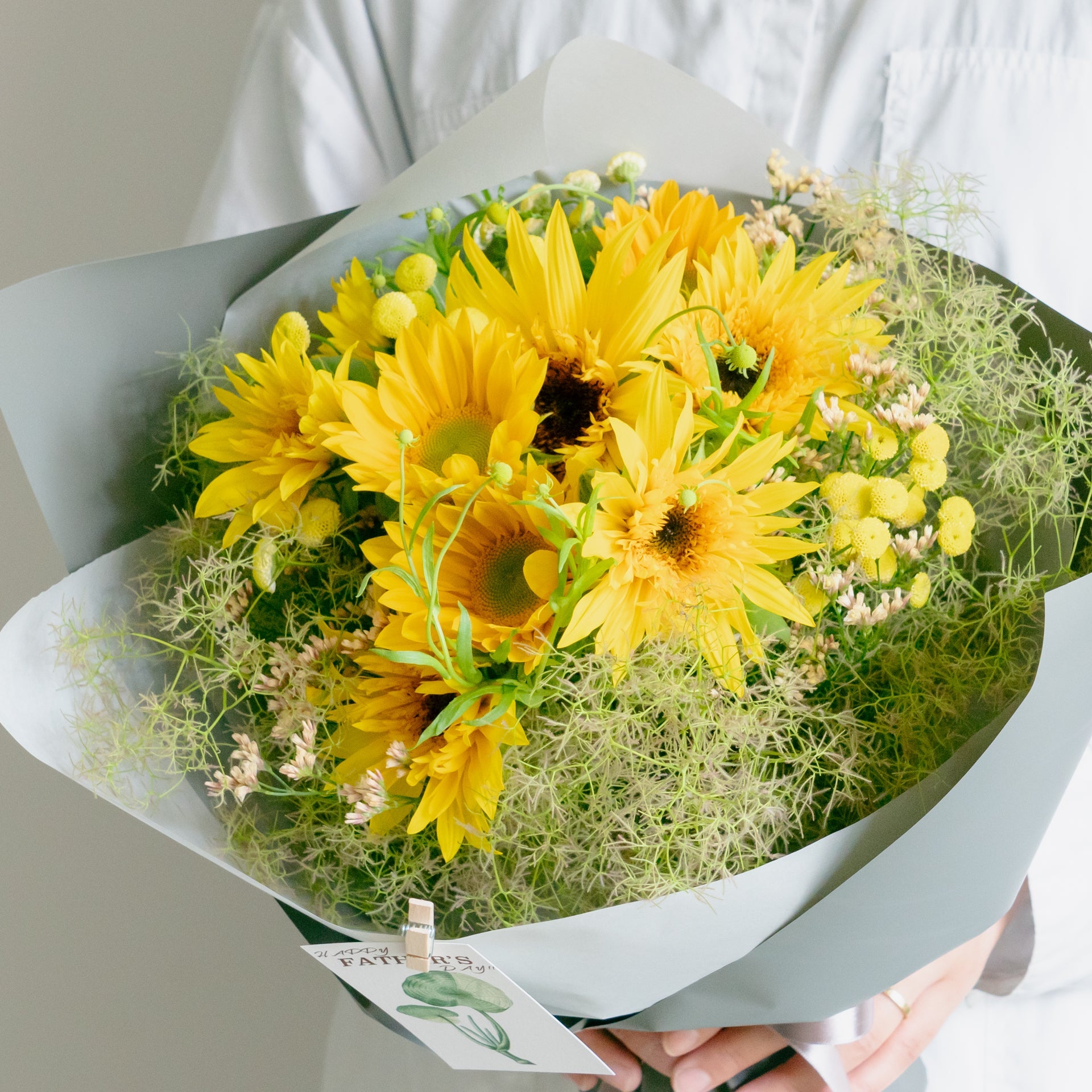 父の日ギフト用ブーケをオーダーするならFlower&Plants tette │ 「手から手へ、想いを運ぶフラワーショップ」【板橋駅徒歩4分】【熟練フローリスト夫婦が運営】【最短2営業日で発送】【24時間365日注文OK】【ギフトは3300円〜】フラワーギフトを手から手へ、想いを込めたブーケやアレンジメントで大切な人に感謝と愛情を。シーンや用途に合わせて選びやすい豊富な種