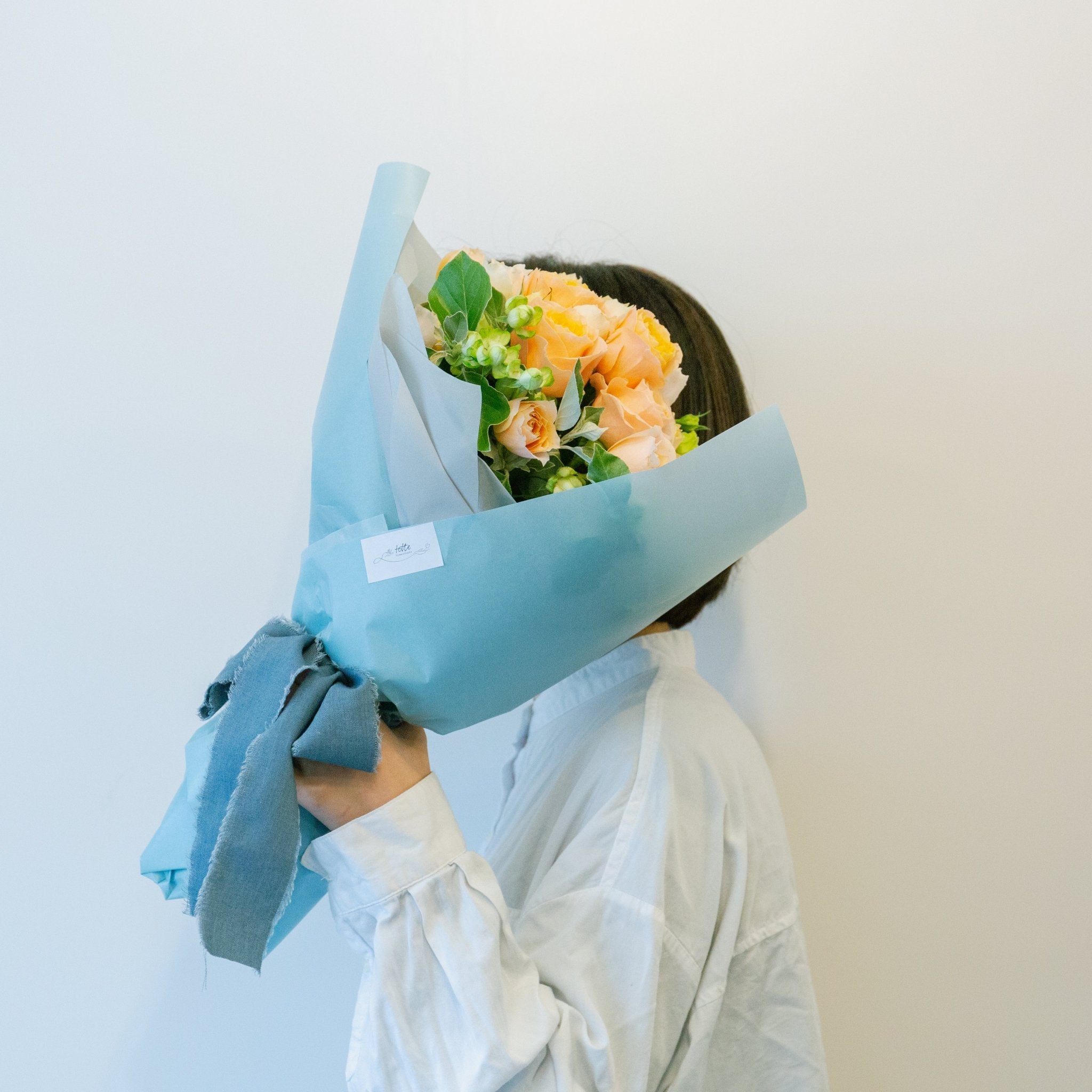 バラのギフトをオーダーするならFlower&Plants tette │ 「手から手へ、想いを運ぶフラワーショップ」【板橋駅徒歩4分】【熟練フローリスト夫婦が運営】【最短2営業日で発送】【24時間365日注文OK】【ギフトは3300円〜】フラワーギフトを手から手へ、想いを込めたブーケやアレンジメントで大切な人に感謝と愛情を。シーンや用途に合わせて選びやすい豊富な種