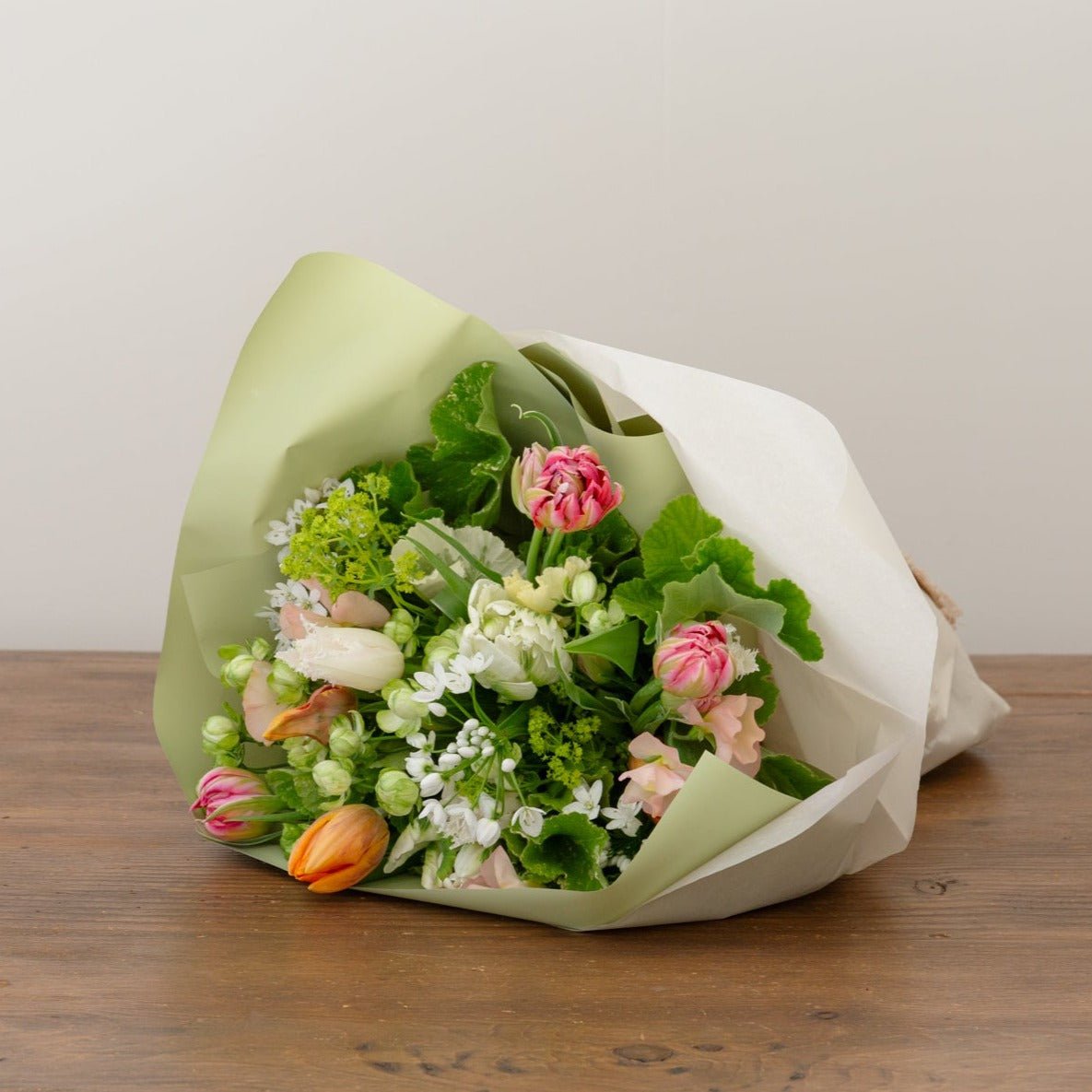 チューリップのギフトをオーダーするならFlower&Plants tette │ 「手から手へ、想いを運ぶフラワーショップ」【板橋駅徒歩4分】【熟練フローリスト夫婦が運営】【最短2営業日で発送】【24時間365日注文OK】【ギフトは3300円〜】フラワーギフトを手から手へ、想いを込めたブーケやアレンジメントで大切な人に感謝と愛情を。シーンや用途に合わせて選びやすい豊富な種