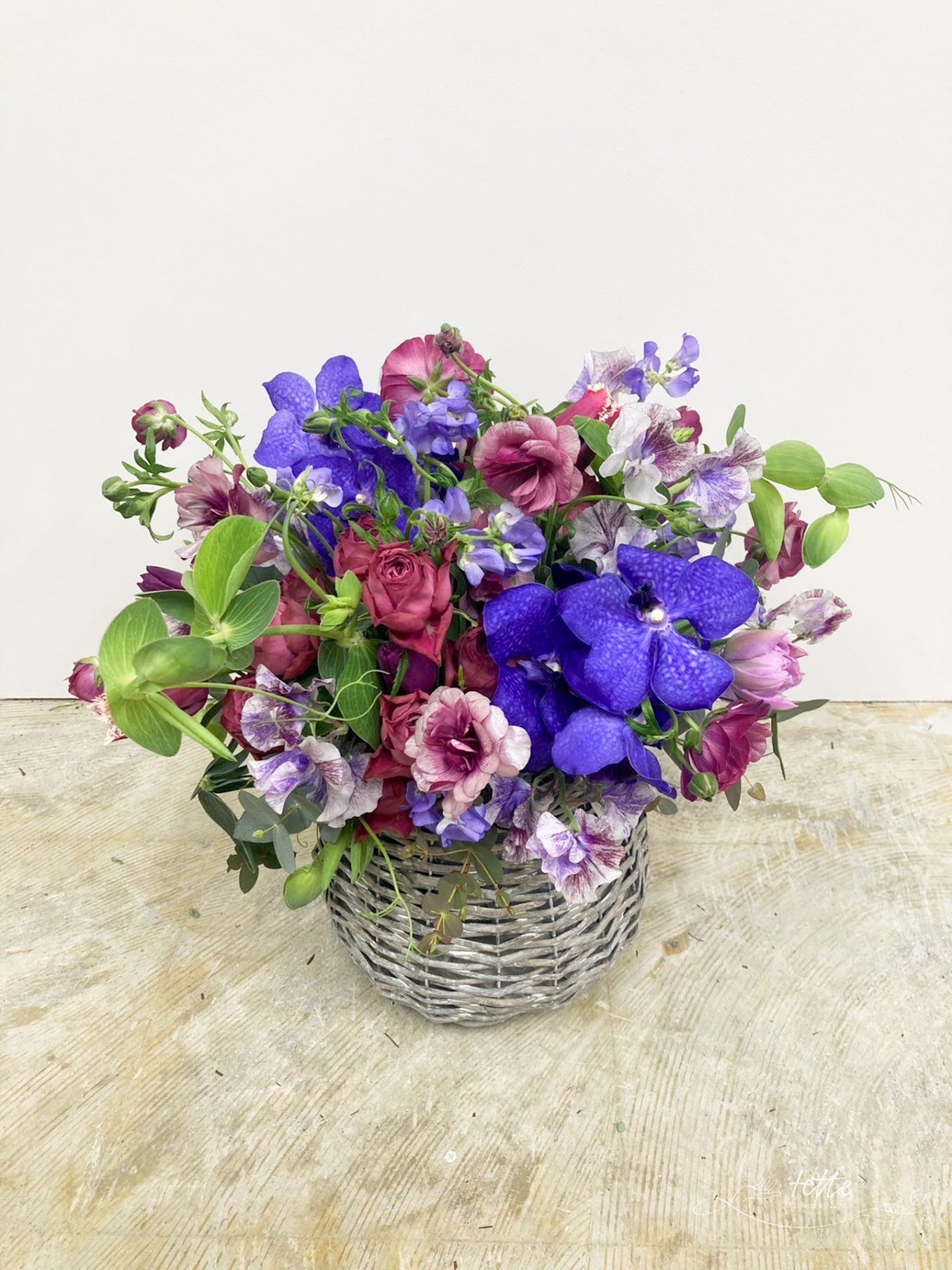 ラウンドアレンジメント パープル系をオーダーするならFlower&Plants tette │ 「手から手へ、想いを運ぶフラワーショップ」【板橋駅徒歩4分】【熟練フローリスト夫婦が運営】【最短2営業日で発送】【24時間365日注文OK】【ギフトは3300円〜】フラワーギフトを手から手へ、想いを込めたブーケやアレンジメントで大切な人に感謝と愛情を。シーンや用途に合わせて選びやすい豊富な種