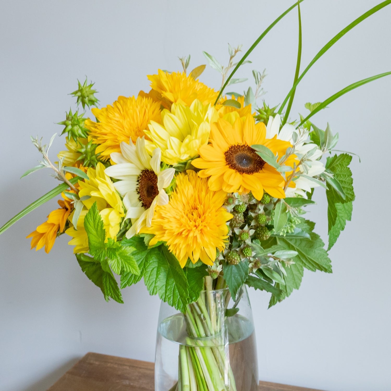 ひまわりのギフトをオーダーするならFlower&Plants tette │ 「手から手へ、想いを運ぶフラワーショップ」【板橋駅徒歩4分】【熟練フローリスト夫婦が運営】【最短2営業日で発送】【24時間365日注文OK】【ギフトは3300円〜】フラワーギフトを手から手へ、想いを込めたブーケやアレンジメントで大切な人に感謝と愛情を。シーンや用途に合わせて選びやすい豊富な種