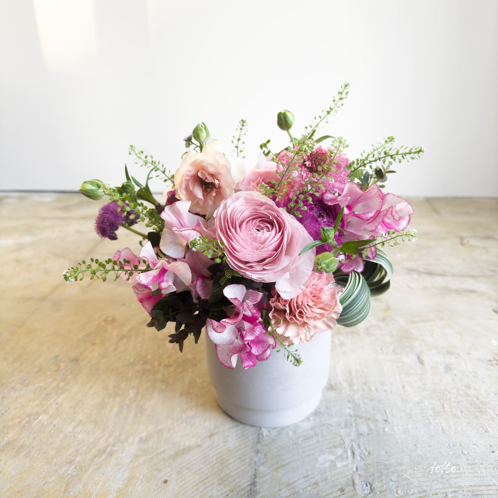 ラウンドアレンジメント ピンク系をオーダーするならFlower&Plants tette │ 「手から手へ、想いを運ぶフラワーショップ」【板橋駅徒歩4分】【熟練フローリスト夫婦が運営】【最短2営業日で発送】【24時間365日注文OK】【ギフトは3300円〜】フラワーギフトを手から手へ、想いを込めたブーケやアレンジメントで大切な人に感謝と愛情を。シーンや用途に合わせて選びやすい豊富な種