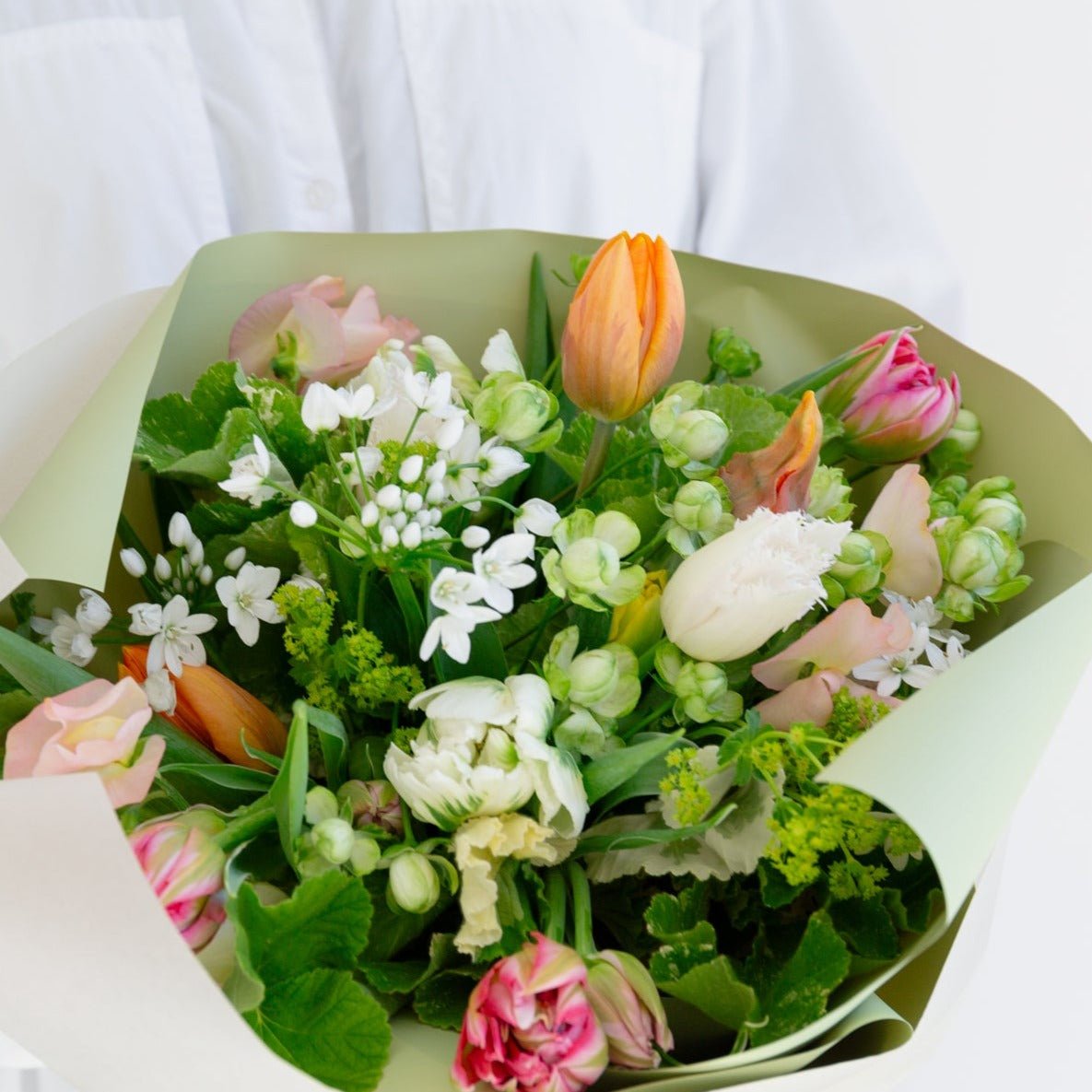 チューリップのギフトをオーダーするならFlower&Plants tette │ 「手から手へ、想いを運ぶフラワーショップ」【板橋駅徒歩4分】【熟練フローリスト夫婦が運営】【最短2営業日で発送】【24時間365日注文OK】【ギフトは3300円〜】フラワーギフトを手から手へ、想いを込めたブーケやアレンジメントで大切な人に感謝と愛情を。シーンや用途に合わせて選びやすい豊富な種