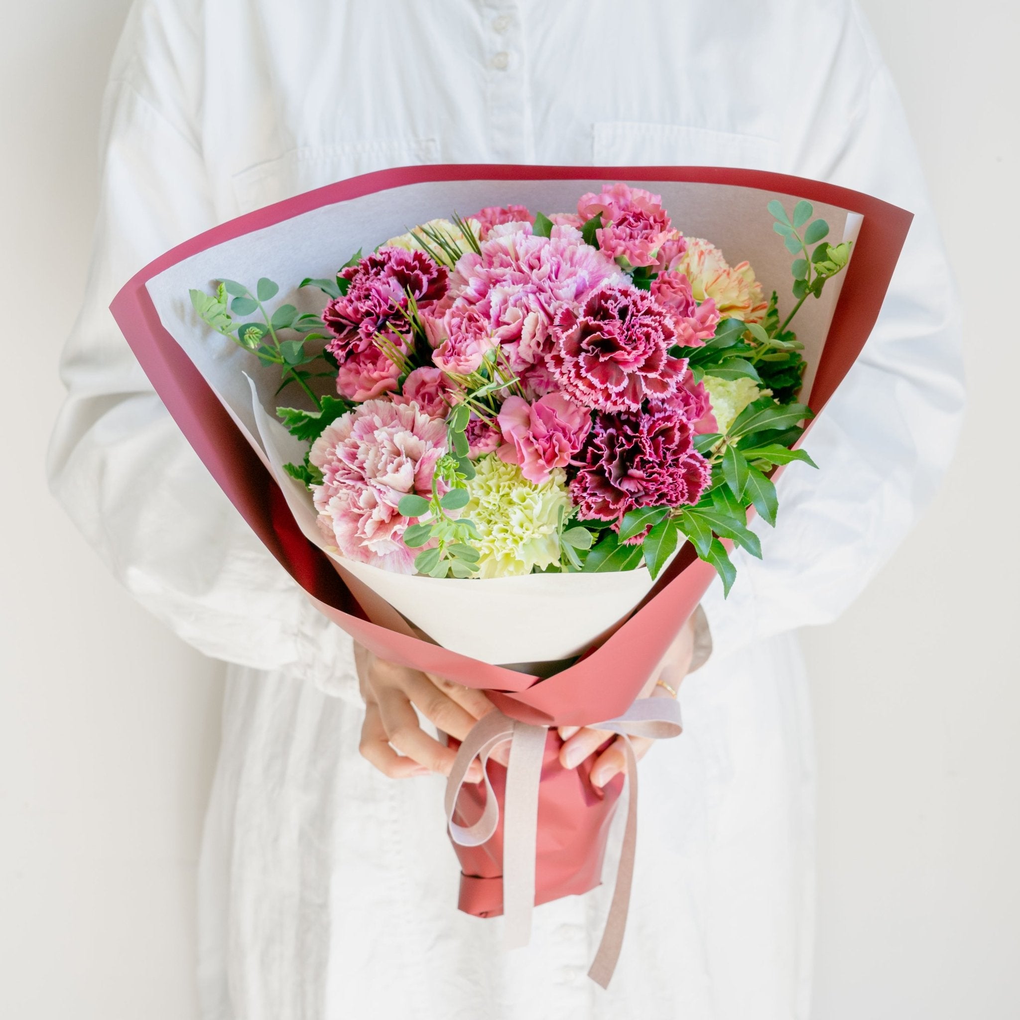 母の日 カーネーションのギフトをオーダーするならFlower&Plants tette │ 「手から手へ、想いを運ぶフラワーショップ」【板橋駅徒歩4分】【熟練フローリスト夫婦が運営】【最短2営業日で発送】【24時間365日注文OK】【ギフトは3300円〜】フラワーギフトを手から手へ、想いを込めたブーケやアレンジメントで大切な人に感謝と愛情を。シーンや用途に合わせて選びやすい豊富な種