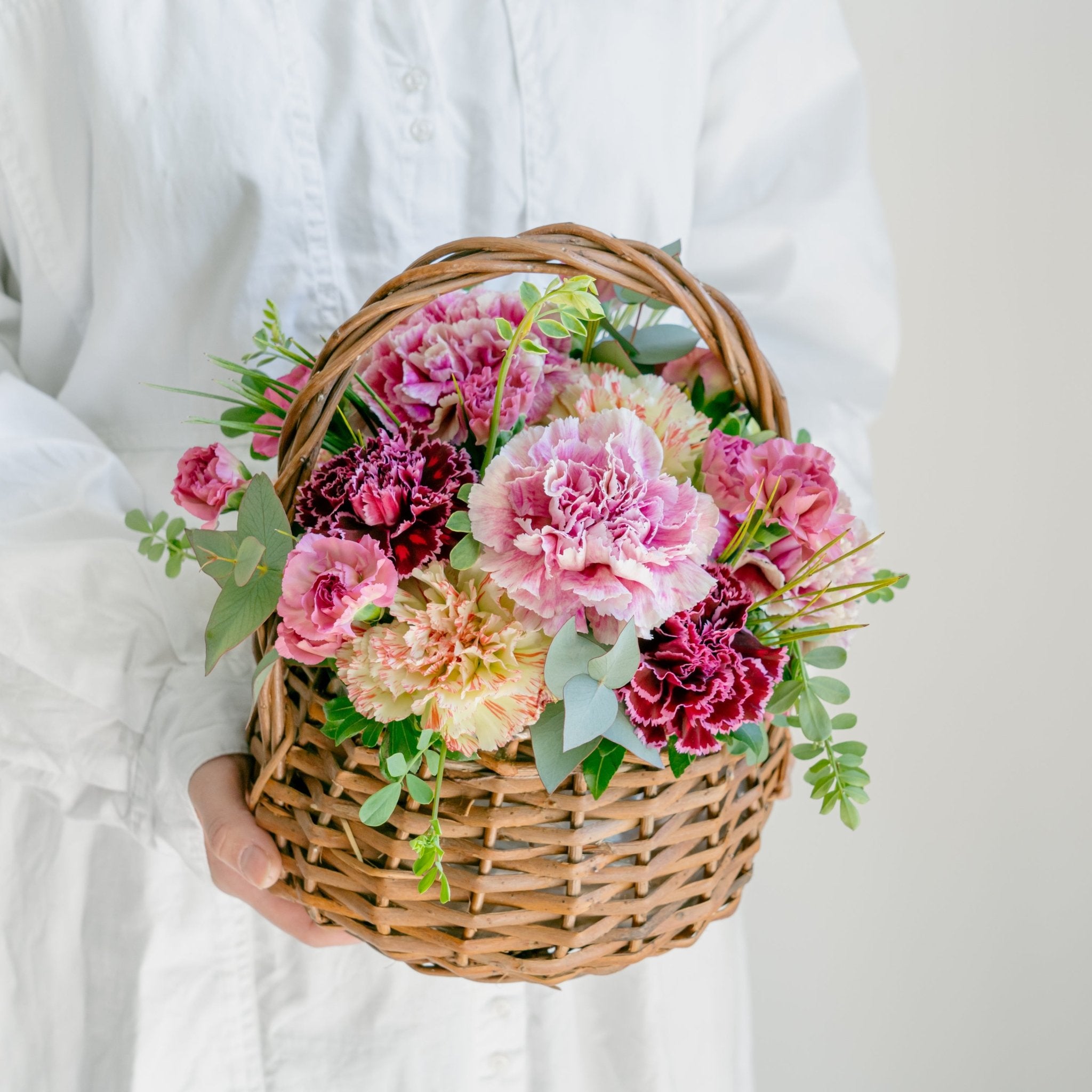 母の日 カーネーションのギフトをオーダーするならFlower&Plants tette │ 「手から手へ、想いを運ぶフラワーショップ」【板橋駅徒歩4分】【熟練フローリスト夫婦が運営】【最短2営業日で発送】【24時間365日注文OK】【ギフトは3300円〜】フラワーギフトを手から手へ、想いを込めたブーケやアレンジメントで大切な人に感謝と愛情を。シーンや用途に合わせて選びやすい豊富な種