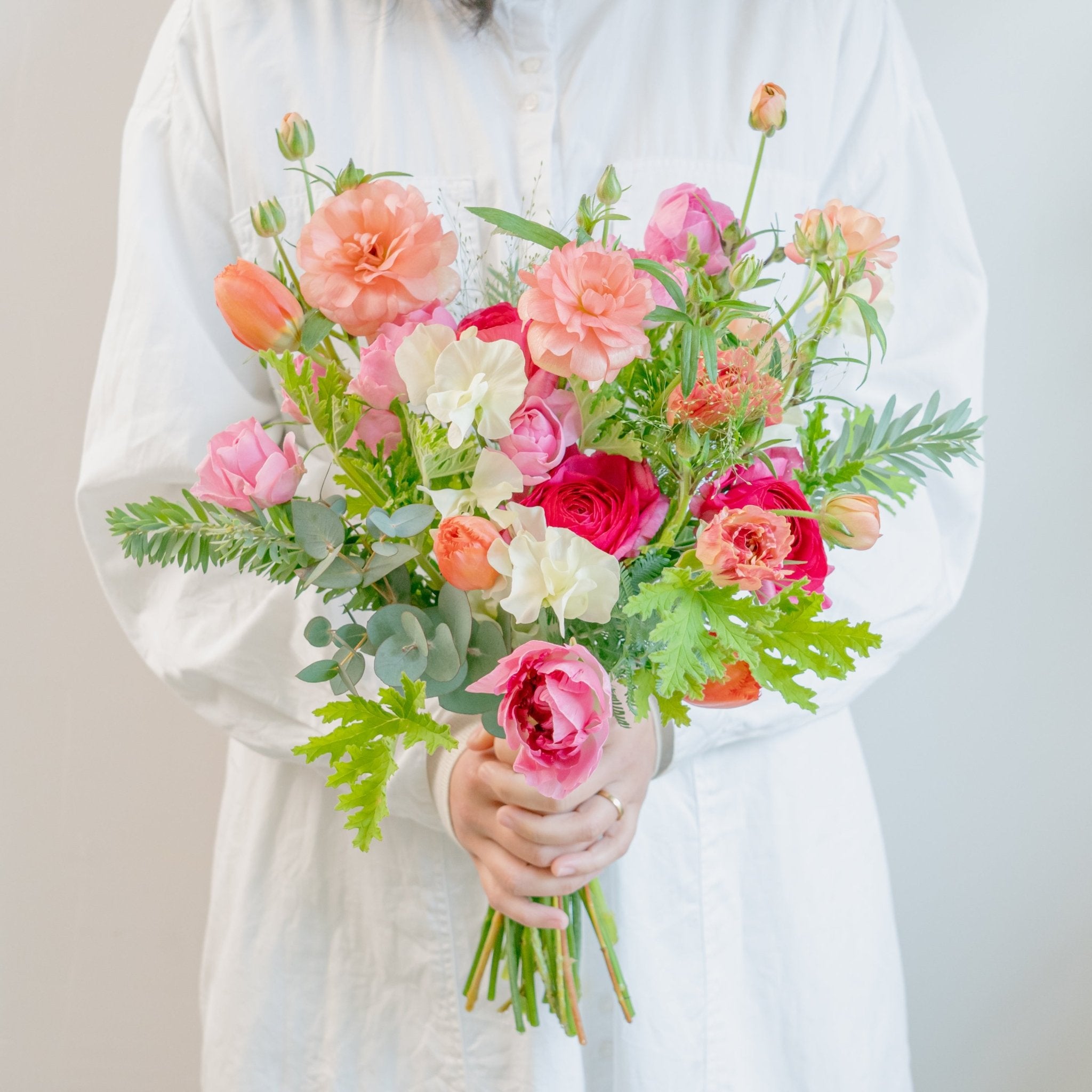 バレンタインブーケをオーダーするならFlower&Plants tette │ 「手から手へ、想いを運ぶフラワーショップ」【板橋駅徒歩4分】【熟練フローリスト夫婦が運営】【最短2営業日で発送】【24時間365日注文OK】【ギフトは3300円〜】フラワーギフトを手から手へ、想いを込めたブーケやアレンジメントで大切な人に感謝と愛情を。シーンや用途に合わせて選びやすい豊富な種