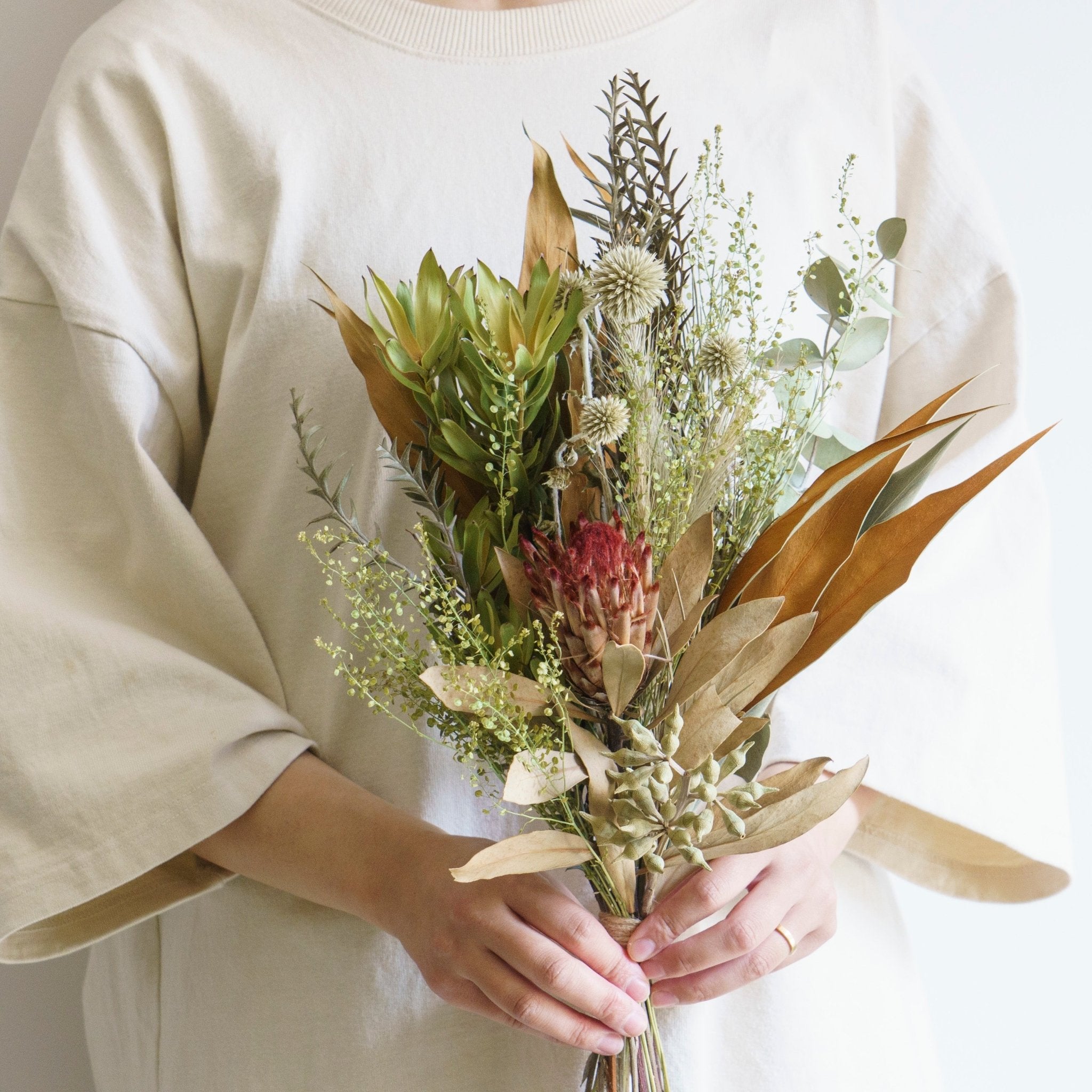 季節のドライフラワー ブーケスワッグをオーダーするならFlower&Plants tette │ 「手から手へ、想いを運ぶフラワーショップ」【板橋駅徒歩4分】【熟練フローリスト夫婦が運営】【最短2営業日で発送】【24時間365日注文OK】【ギフトは3300円〜】フラワーギフトを手から手へ、想いを込めたブーケやアレンジメントで大切な人に感謝と愛情を。シーンや用途に合わせて選びやすい豊富な種