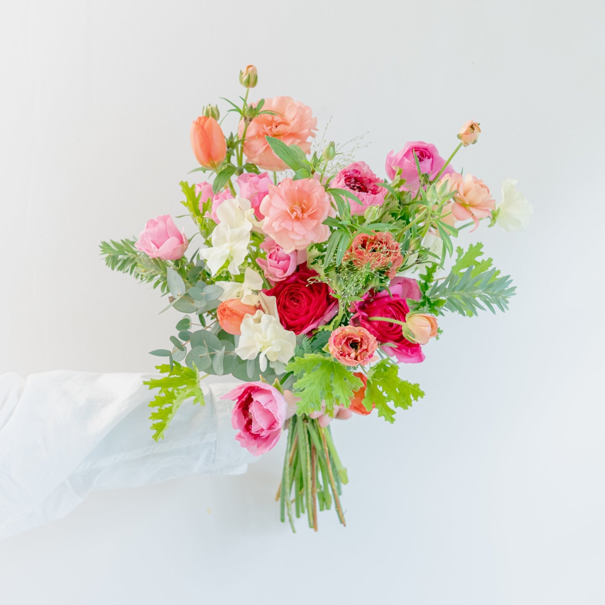 バレンタインブーケをオーダーするならFlower&Plants tette │ 「手から手へ、想いを運ぶフラワーショップ」【板橋駅徒歩4分】【熟練フローリスト夫婦が運営】【最短2営業日で発送】【24時間365日注文OK】【ギフトは3300円〜】フラワーギフトを手から手へ、想いを込めたブーケやアレンジメントで大切な人に感謝と愛情を。シーンや用途に合わせて選びやすい豊富な種