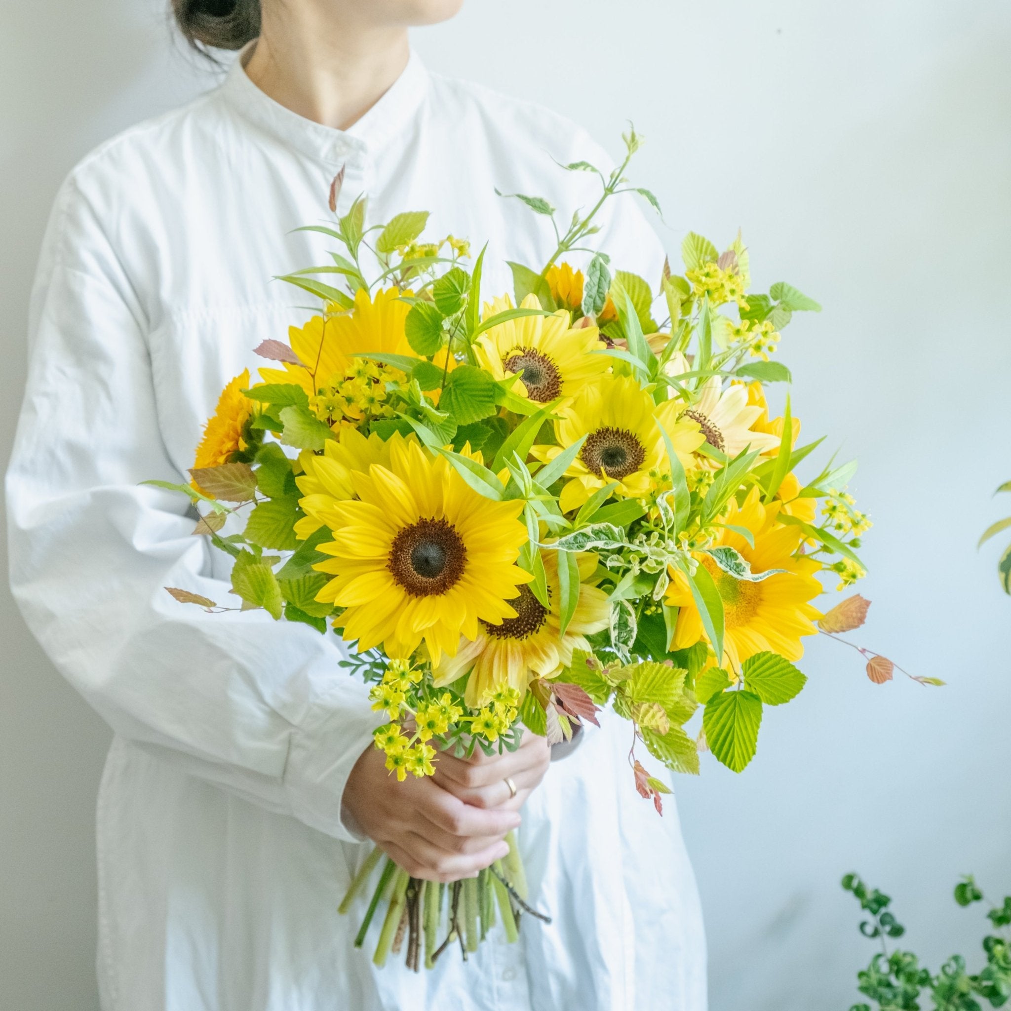 ひまわりのギフトをオーダーするならFlower&Plants tette │ 「手から手へ、想いを運ぶフラワーショップ」【板橋駅徒歩4分】【熟練フローリスト夫婦が運営】【最短2営業日で発送】【24時間365日注文OK】【ギフトは3300円〜】フラワーギフトを手から手へ、想いを込めたブーケやアレンジメントで大切な人に感謝と愛情を。シーンや用途に合わせて選びやすい豊富な種