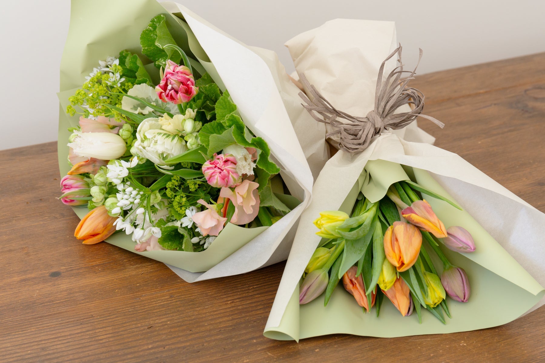 チューリップのギフトをオーダーするならFlower&Plants tette │ 「手から手へ、想いを運ぶフラワーショップ」【板橋駅徒歩4分】【熟練フローリスト夫婦が運営】【最短2営業日で発送】【24時間365日注文OK】【ギフトは3300円〜】フラワーギフトを手から手へ、想いを込めたブーケやアレンジメントで大切な人に感謝と愛情を。シーンや用途に合わせて選びやすい豊富な種