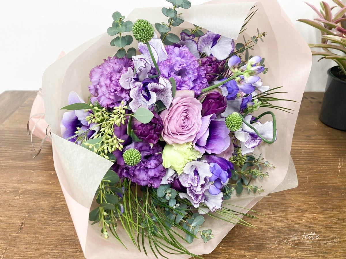 ブーケ パープル系をオーダーするならFlower&Plants tette │ 「手から手へ、想いを運ぶフラワーショップ」【板橋駅徒歩4分】【熟練フローリスト夫婦が運営】【最短2営業日で発送】【24時間365日注文OK】【ギフトは3300円〜】フラワーギフトを手から手へ、想いを込めたブーケやアレンジメントで大切な人に感謝と愛情を。シーンや用途に合わせて選びやすい豊富な種