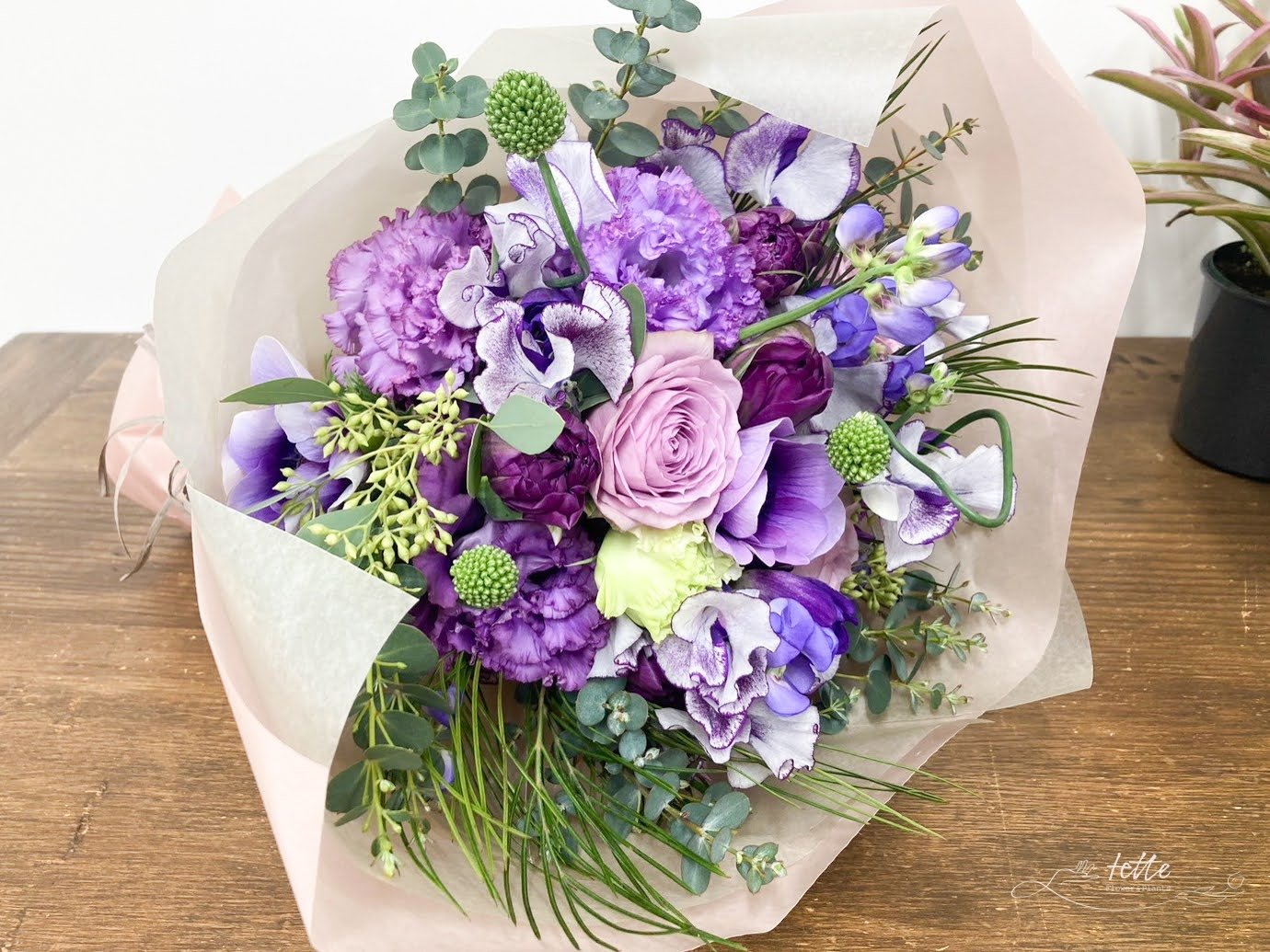 ブーケ パープル系をオーダーするならFlower&Plants tette │ 「手から手へ、想いを運ぶフラワーショップ」【板橋駅徒歩4分】【熟練フローリスト夫婦が運営】【最短2営業日で発送】【24時間365日注文OK】【ギフトは3300円〜】フラワーギフトを手から手へ、想いを込めたブーケやアレンジメントで大切な人に感謝と愛情を。シーンや用途に合わせて選びやすい豊富な種